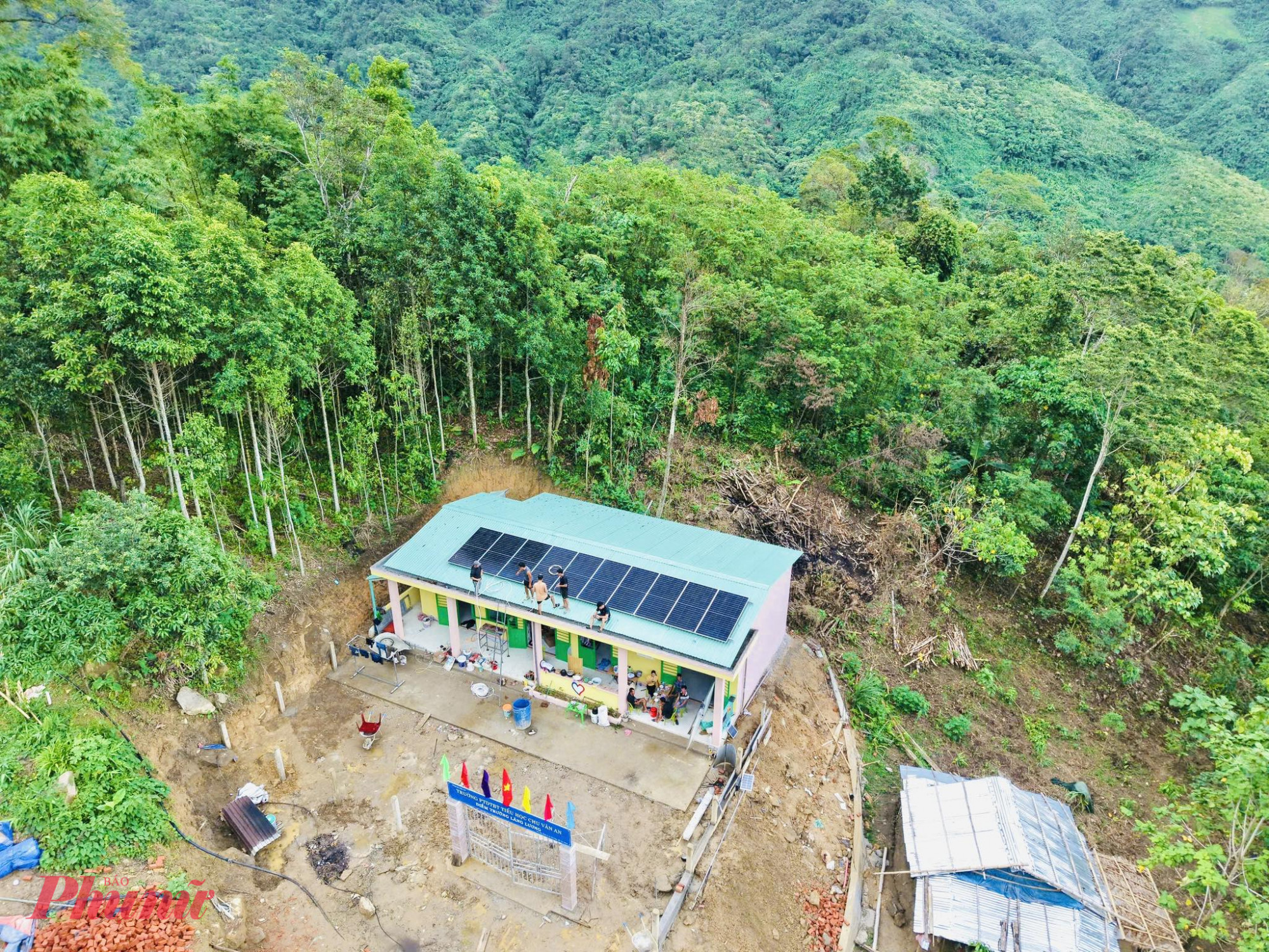 Sau quá trình nỗ lực, một ngôi trường khang trang, chắc chắn đã mọc lên giữa núi rừng 