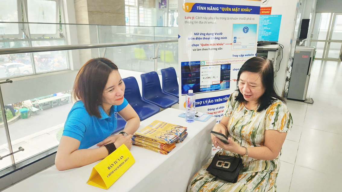 Cán bộ tại Bảo hiểm xã hội cơ sở Nhiêu Lộc tư vấn cho người dân về bảo hiểm xã hội tự nguyện