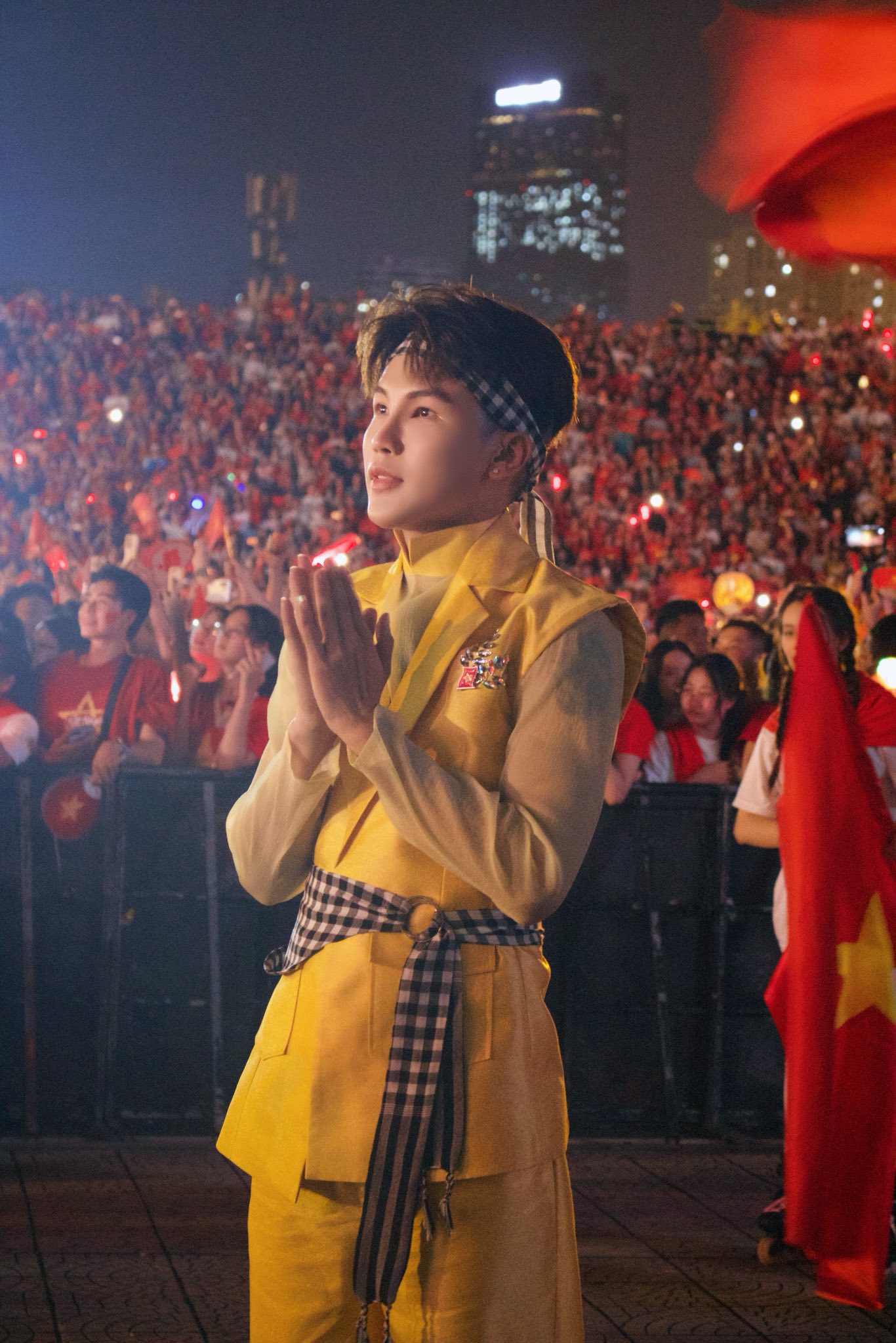 Tiêu Minh Phụng biểu diễn tại sân vận động Mỹ Đình vào trung tuần tháng 8