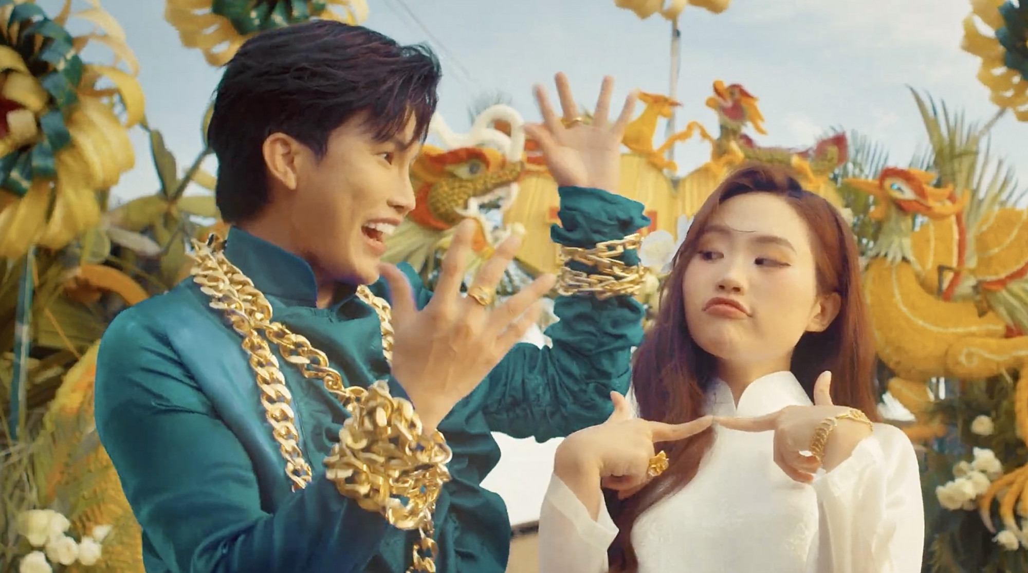 Tiêu Minh Phụng và Phương Mỹ Chi trong MV Vợ chồng mình quê