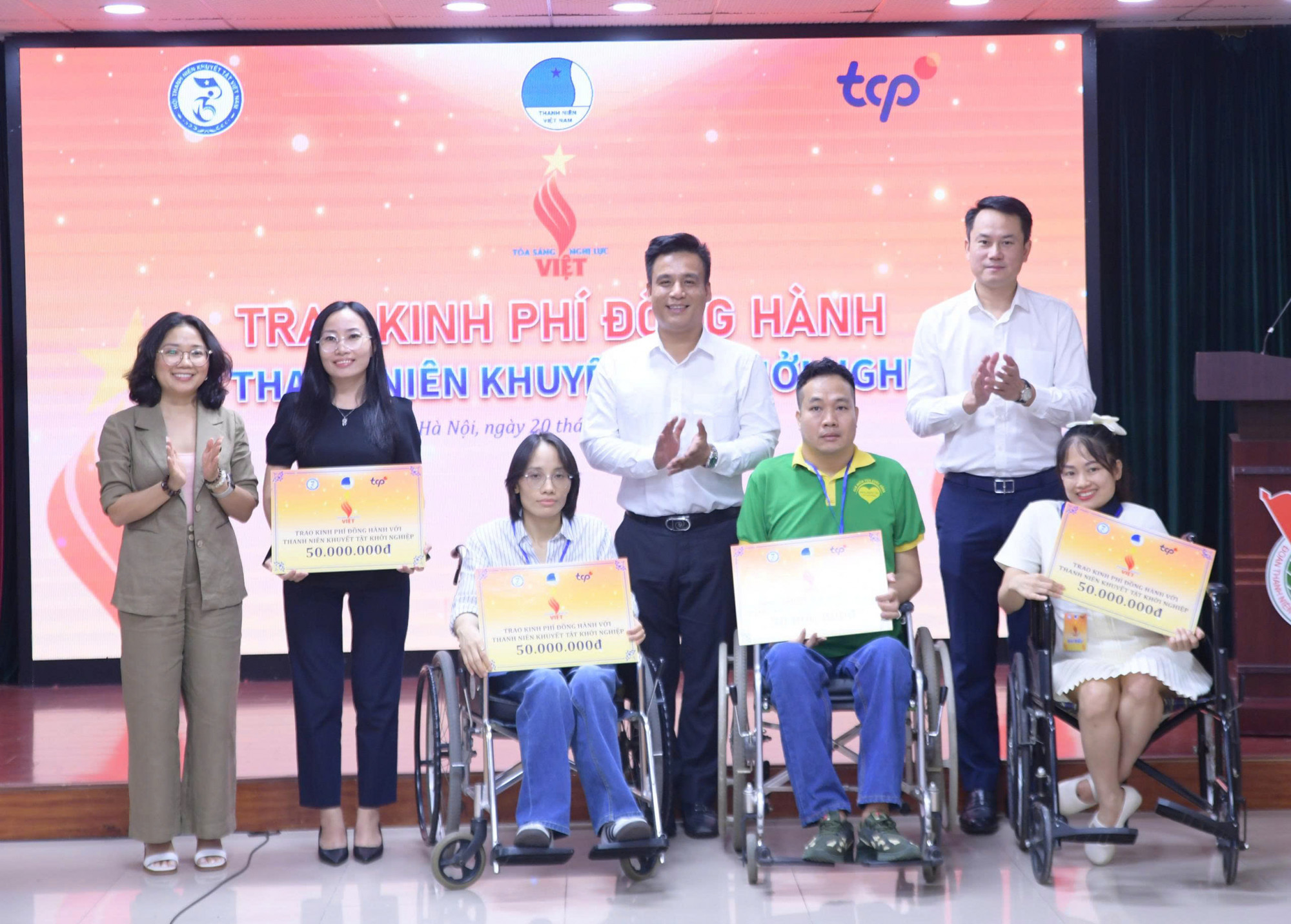 Đại diện chương trình trao tặng kinh phí hỗ trợ cho những dự án khởi nghiệp tiềm năng trong khuôn khổ hoạt động “Thanh niên khuyết tật khởi nghiệp trong kỷ nguyên số” - Ảnh: Đăng Hải