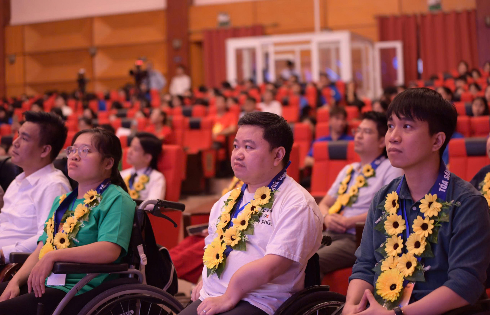 Khoảnh khắc tôn vinh các tấm gương giàu nghị lực tại chương trình ‘Tỏa sáng Nghị lực Việt’ 2025 - Ảnh: Đăng Hải