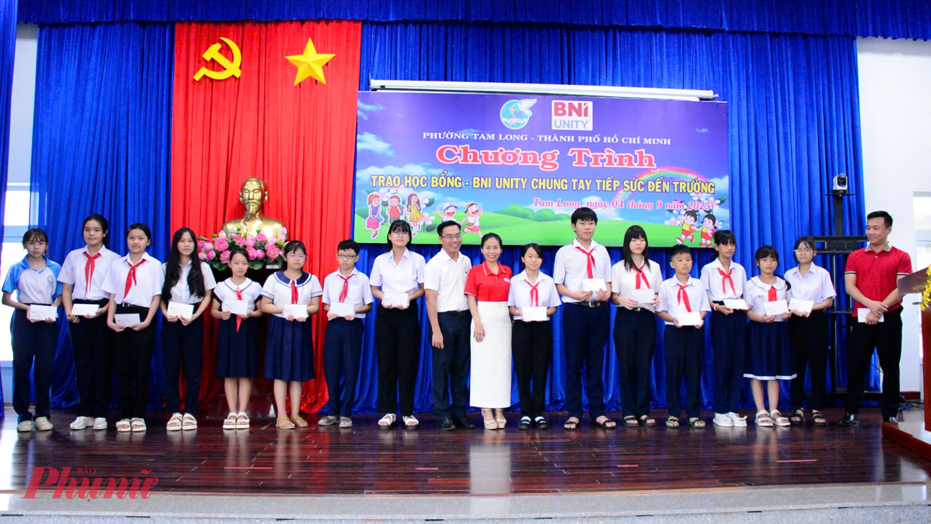 Đại diện các đơn vị trao tặng những phần học bổng đến các em học sinh khó khăn, mồ côi 
