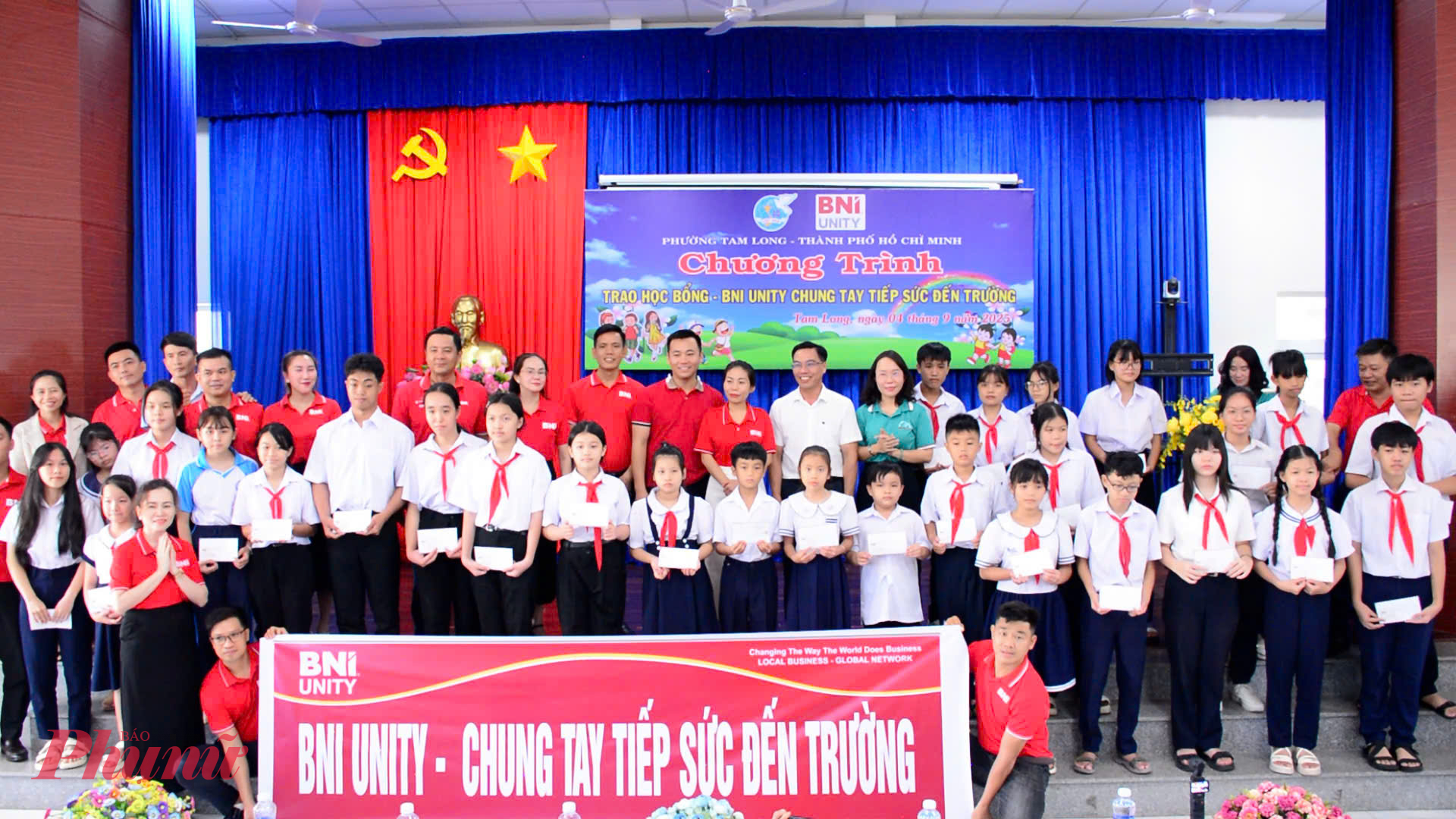 Chương trình đã tặng 30 suất học bổng tiếp sức đến trường cho học sinh mồ côi, đặc biệt khó khăn 