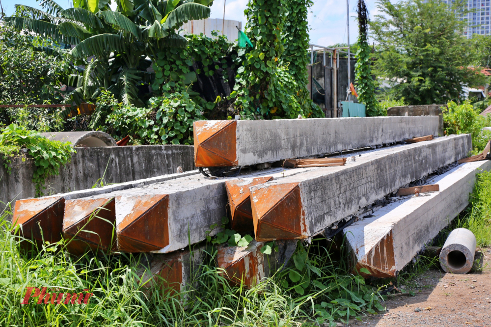 Vật liệu xây dựng được chật đống tại dự án nhưng vẫn chưa có dấu hiệu tái khởi động.