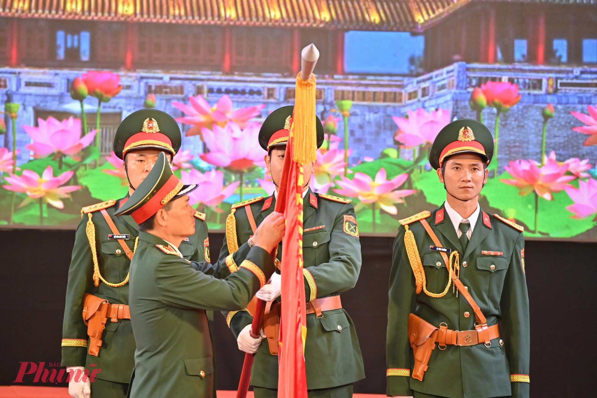 Thừa ủy quyền của Chủ tịch nước Thượng tướng Phạm Trường Sơn gắn Huân chương lên lá Cờ truyền thống của LLVT thành phố Huế