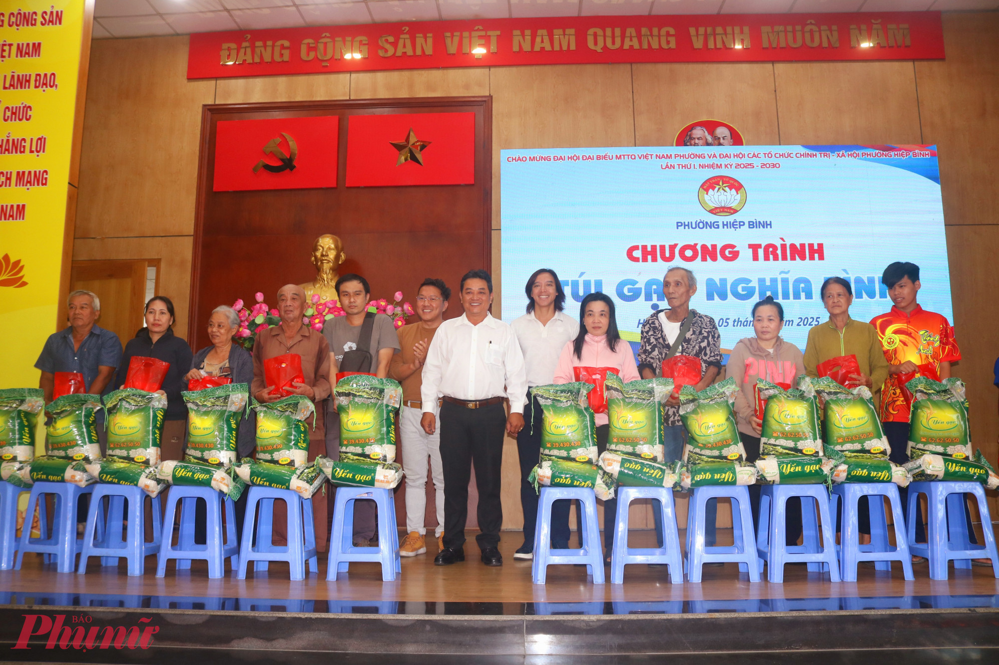 Những túi gạo nghĩa tình được trao đến đại diện các hộ dân, công nhân lao động có hoàn cảnh khó khăn - Ảnh: Mẫn Nhi