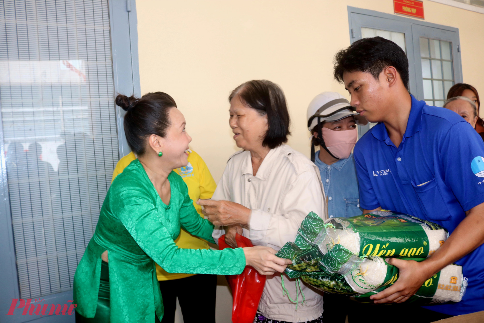 Nghệ sĩ Việt Hương (bìa trái) trao quà và động viên đại diện các hộ dân - Ảnh: Mẫn Nhi