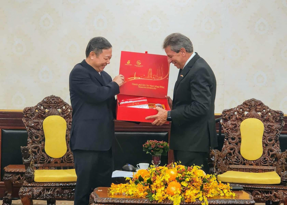 Ông Dương Anh Đức gửi tặng hộp quà chứa đựng những sản phẩm nông nghiệp của TPHCM