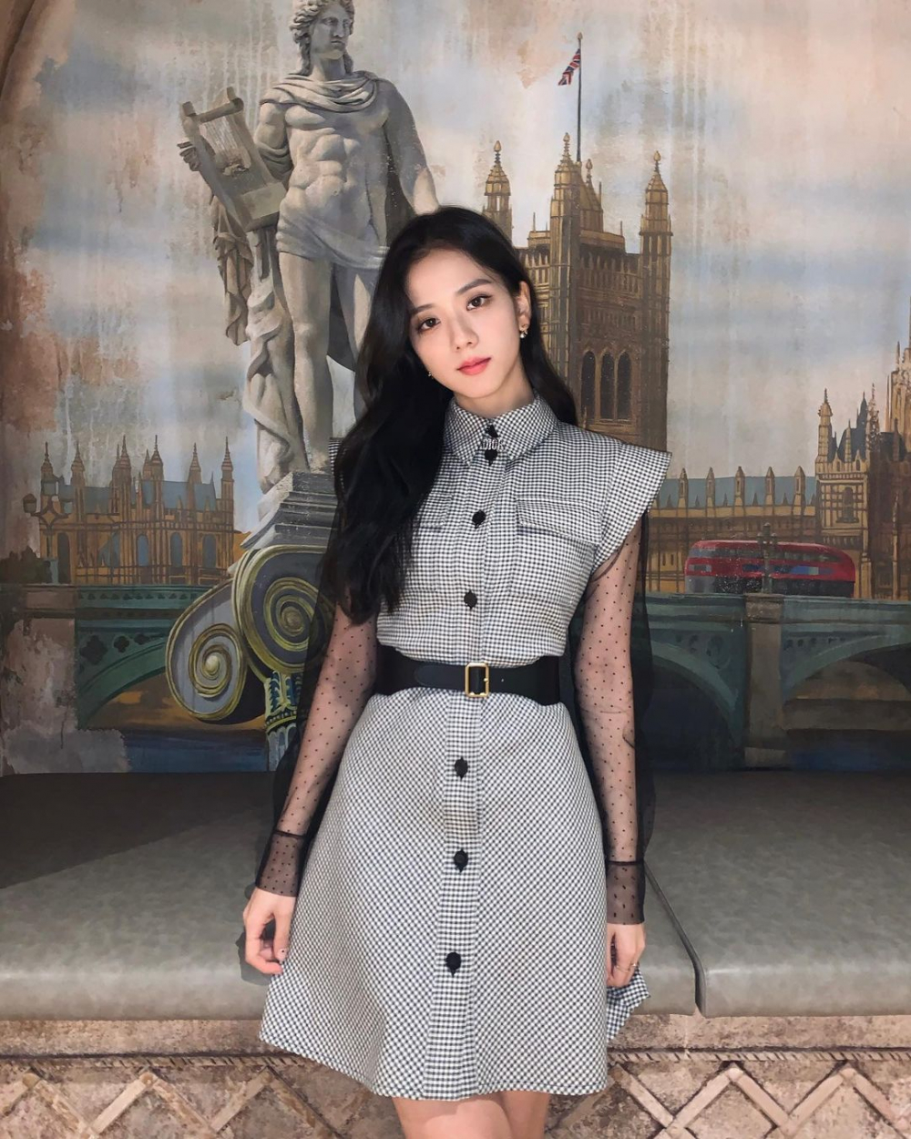 Thắt lưng da với màu đen kinh điển vốn là item được nhiều người ưa chuộng và ứng dụng nhiều trong các bản phối nổi bật vượt thời gian. Dáng dây mỏng, nhẹ, thanh mảnh dễ dàng kết hợp cùng mọi loại trang phục, đem đến vẻ đẹp của sự tối giản và những nét rung động đầy hoài cổ. Thiết kế thắt lưng basic thường sở hữu chiếc khoá mạ vàng hoặc bạc đơn giản, nhỏ gọn, đủ để làm bật lên sự thanh lịch, nhẹ nhàng của tổng thể trang phục. Kiểu này rất thích hợp với phong cách thời trang công sở, tạo điểm nhấn cho tủ đồ hàng ngày của bạn.