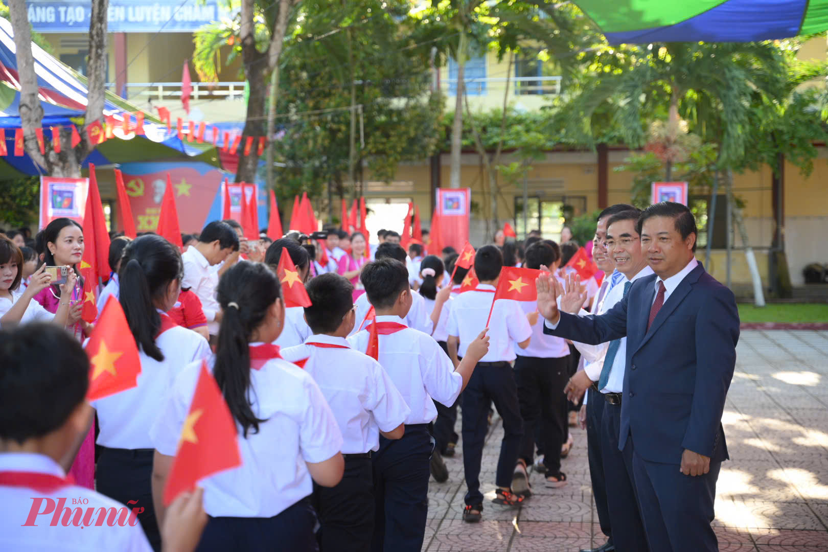 Ông Lương Nguyễn Minh Triết - Chủ tịch UBND TP Đà Nẵng (bìa phải)- chào đón các em học sinh bước vào năm học mới. 