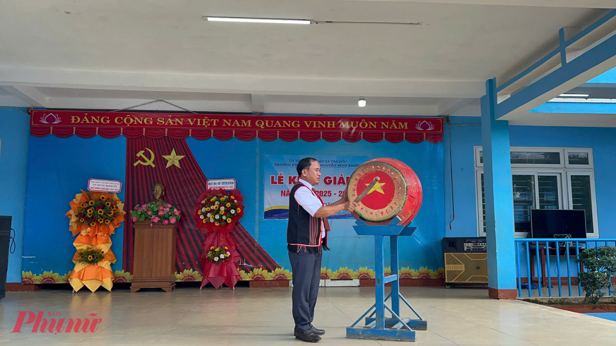 Ông Vũ Hoàng Tâm – Hiệu trưởng Trường Phổ thông dân tộc bán trú THCS Nguyễn Bỉnh Khiêm - đánh trống khai giảng năm học mới.