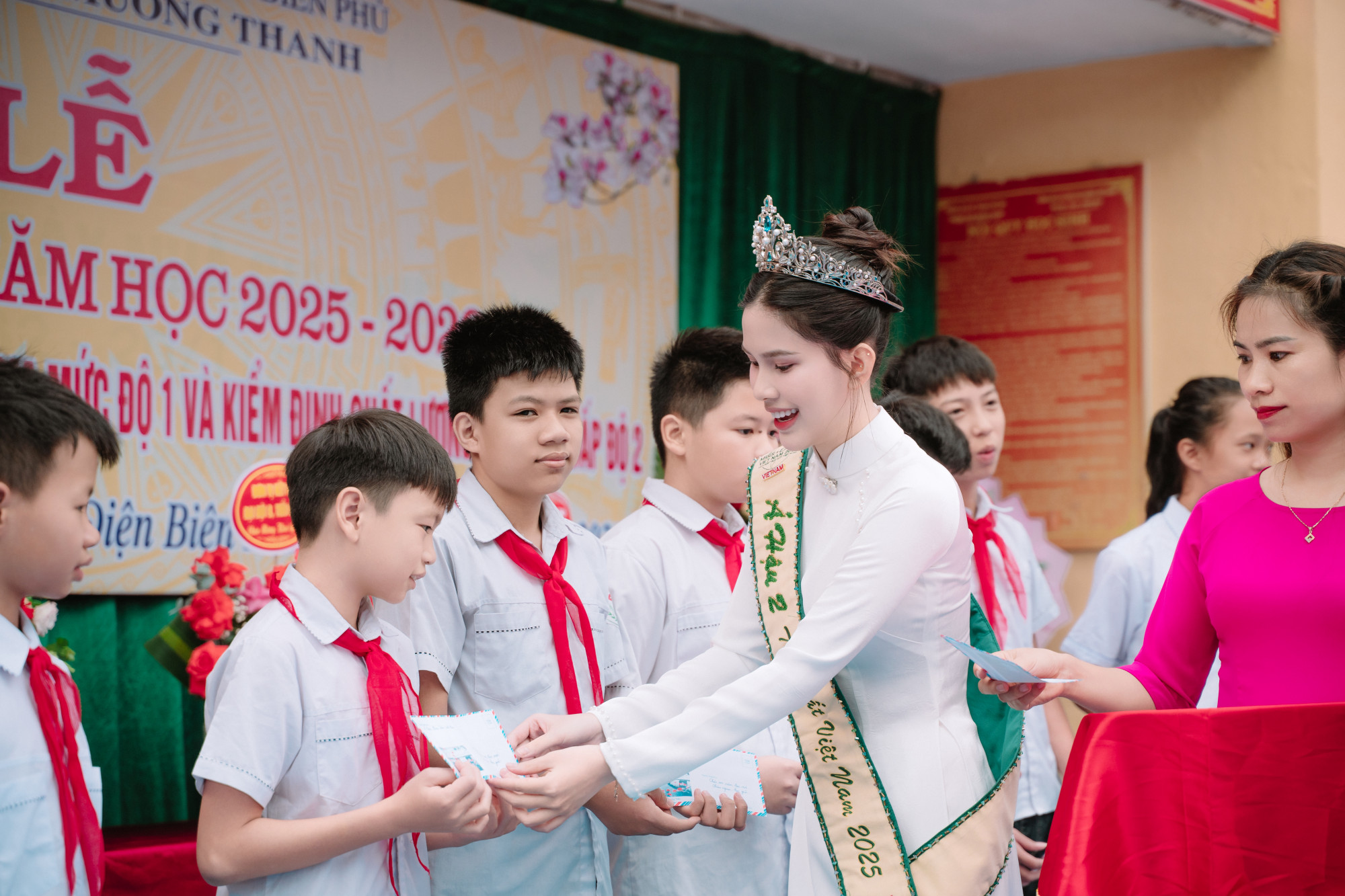 Trong buổi lễ, Linh Đan gửi lời tri ân sâu sắc đến các thầy cô đã truyền cho cô kiến thức, tình yêu học tập và động lực để cố gắng mỗi ngày. Người đẹp còn dành những món quà thiết thực cho 20 em học sinh có hoàn cảnh khó khăn, như một lời động viên tiếp bước đến trường.