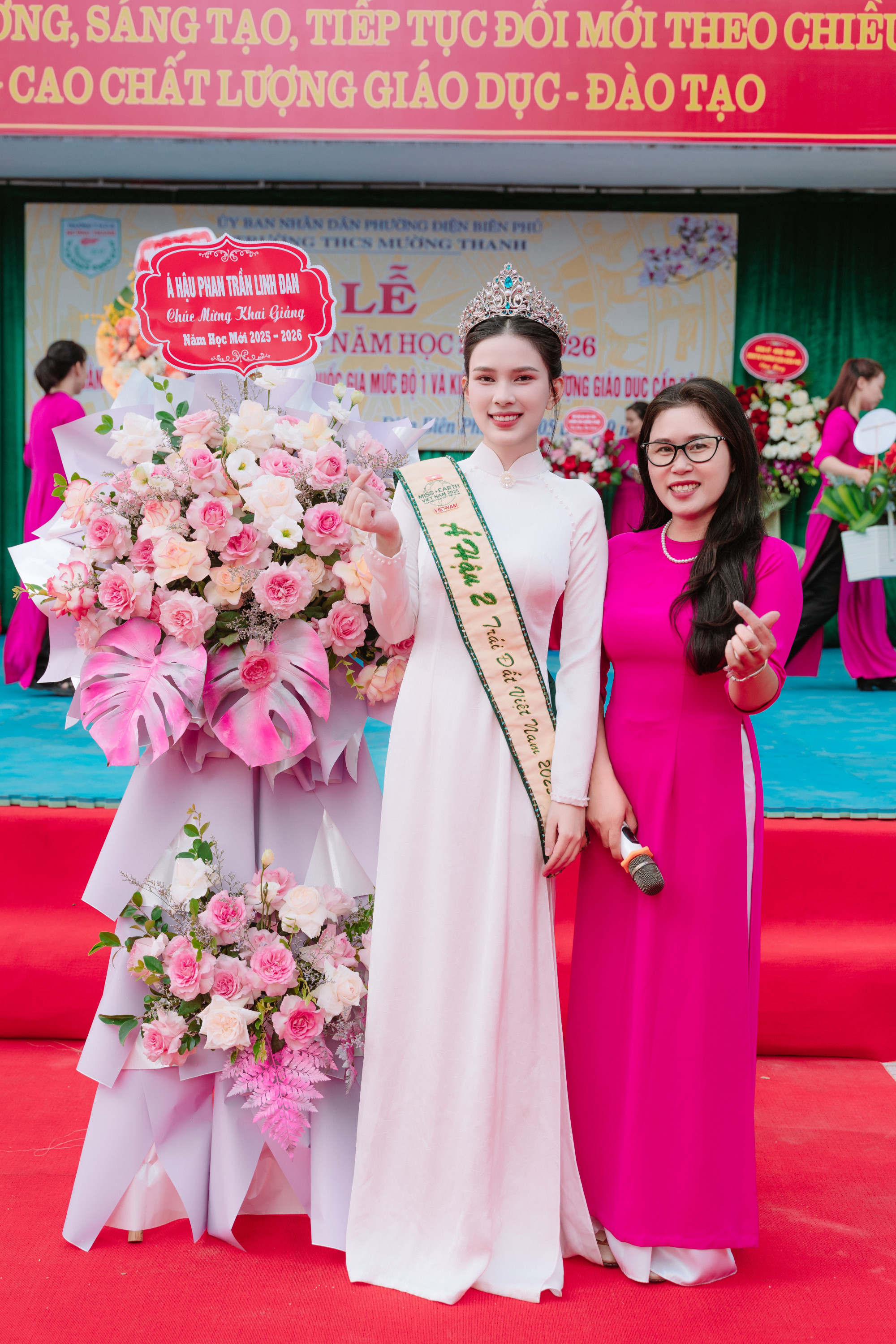 Linh Đan xuất hiện giản dị trong tà áo dài trắng tinh khôi tôn lên vẻ duyên dáng, nữ tính và nhan sắc rạng rỡ. Người đẹp được các thầy cô và học sinh nồng nhiệt chào đón.