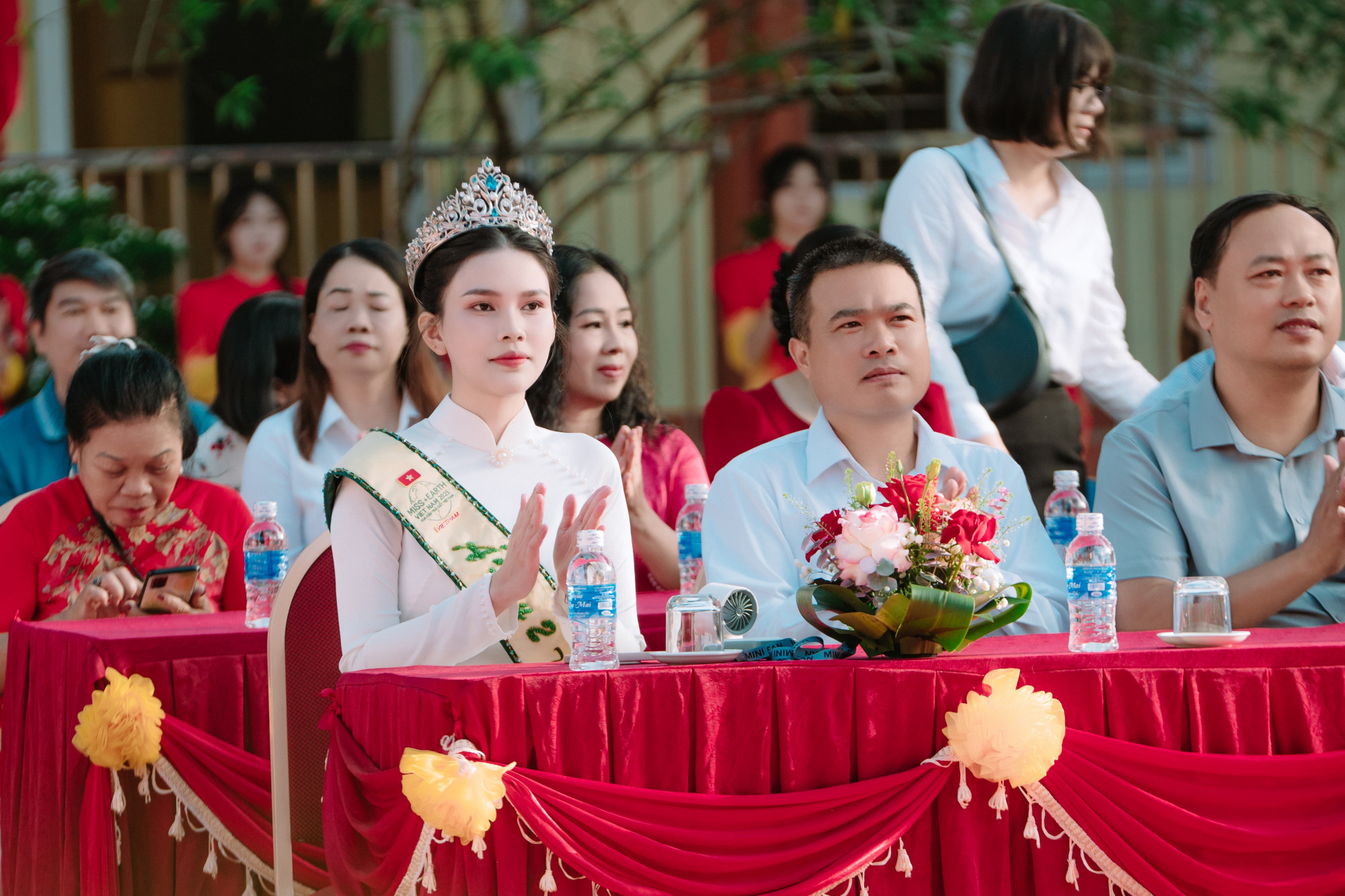 Sự trở về của Linh Đan không chỉ là một cuộc hội ngộ đầy cảm xúc, mà còn lan tỏa tinh thần biết ơn, hiếu học và sẻ chia. Hình ảnh một Á hậu trẻ trung, gần gũi nhưng luôn hướng về cội nguồn đã để lại dấu ấn đẹp trong lòng thầy cô, học sinh và cộng đồng.