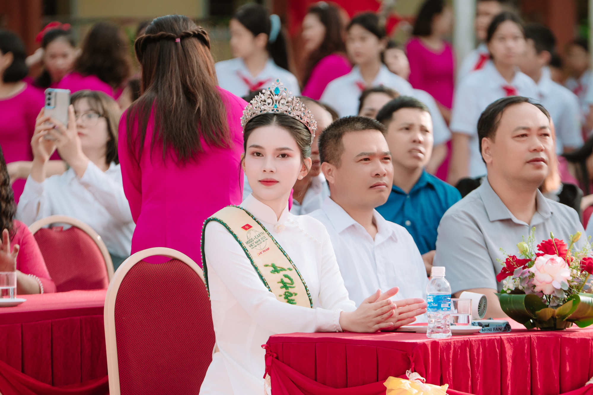  Sáng 5/9, á hậu Linh Đan trở lại trường Trung học cơ sở Mường Thanh (Điện Biên) - ngôi trường cũ gắn bó trong những năm tháng tuổi thơ, để tham dự lễ khai giảng năm học mới và trao tặng 20 phần quà cho các em học sinh.