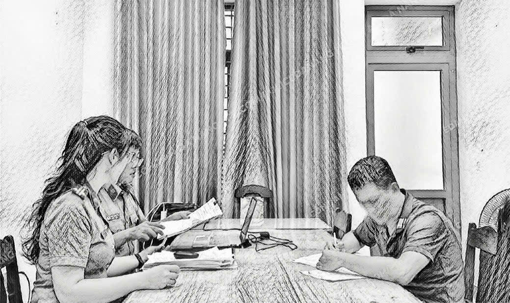 Công an Đà Nẵng xử phạt hành chính đối với 2 người mua, bán tài khoản ngân hàng.
