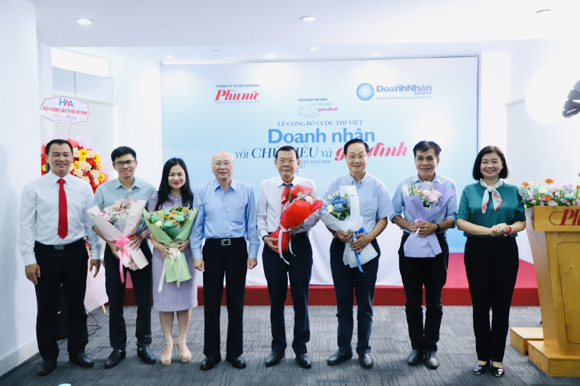 Ông Nguyễn Tấn Phong (phải) - Chủ tịch Hội Nhà báo TPHCM, chủ tịch Hội đồng Ban giám khảo tại lễ phát động cuộc thi.