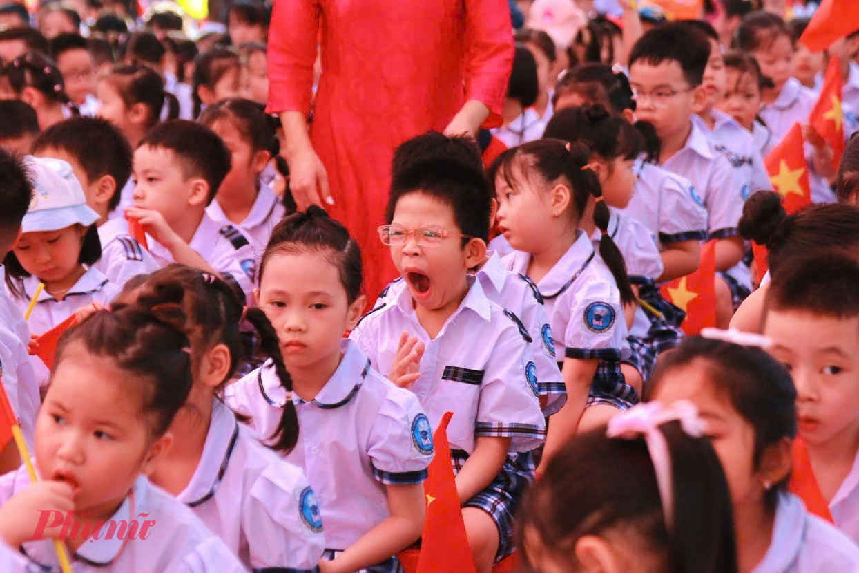 Trong khi các bạn háo hức, vui vẻ khi được tựu trường thì nhiều bé ngáp ngủ, mặt buồn thiu, thậm chí khóc nức nở trong ngày đầu đến trường 