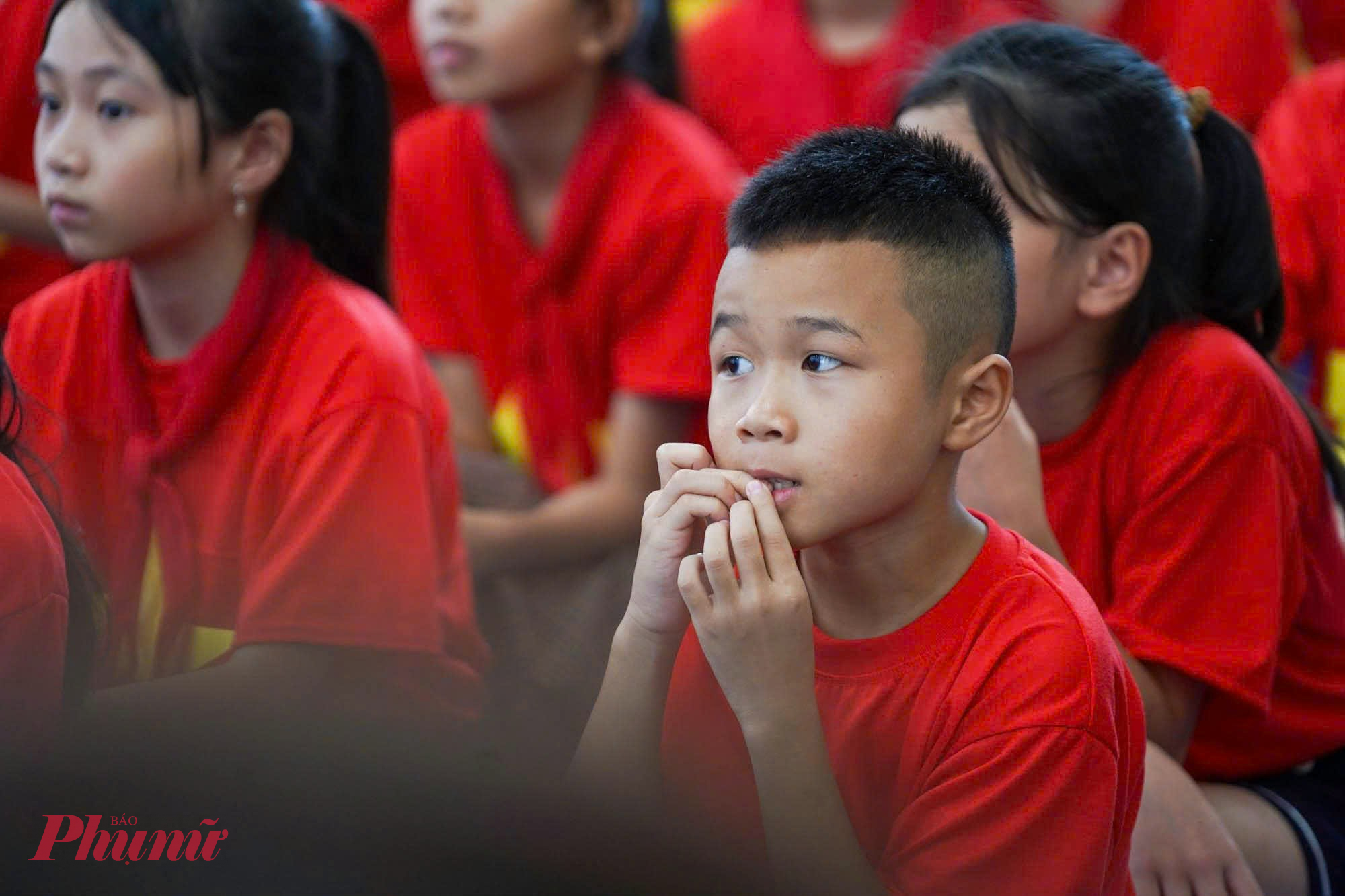 Những học trò nhí lớp 1 thì ngơ ngác, lạ lẫm; nhiều bé lớp 2 thường xuyên ngáp ngủ.