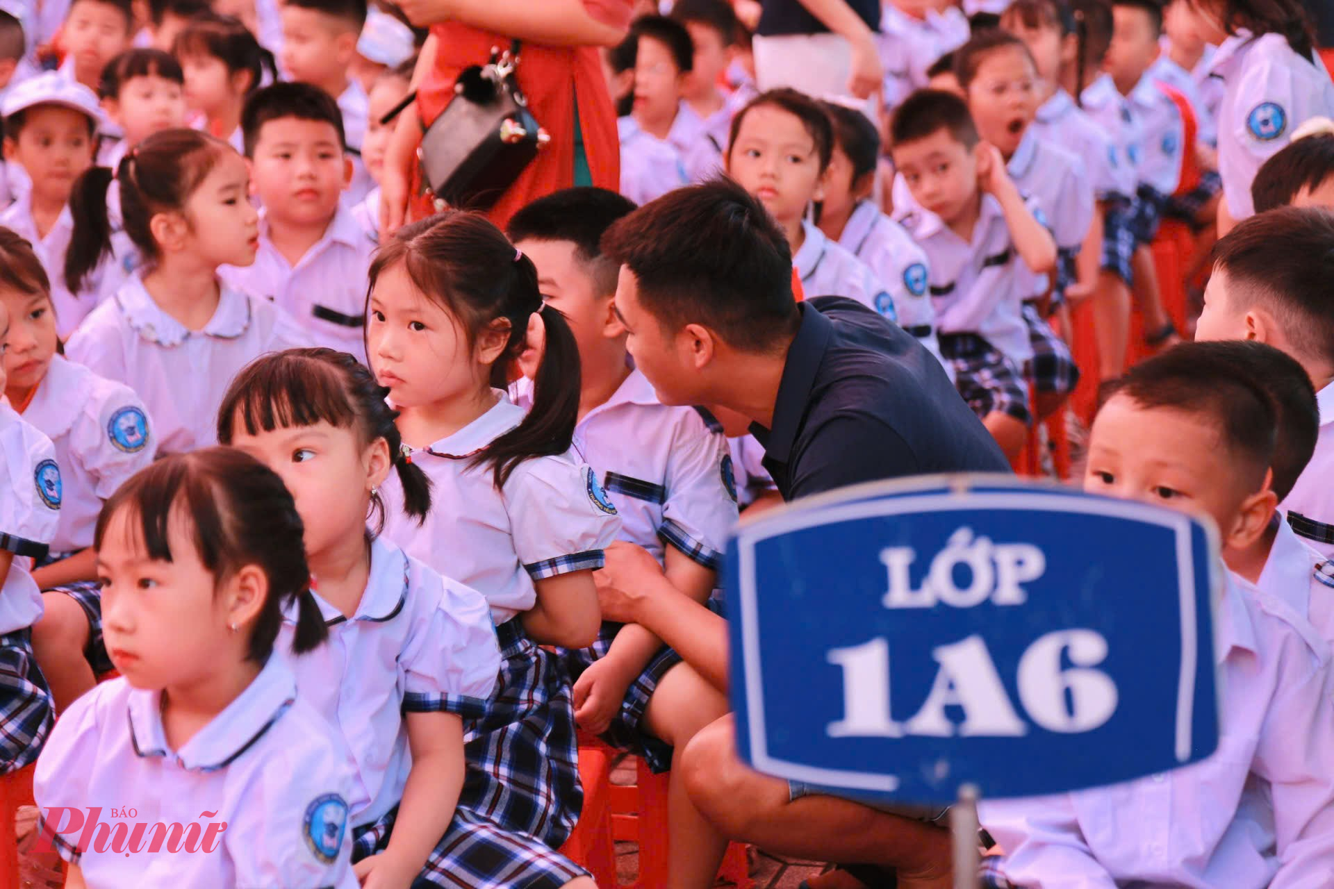 Ngày đầu đến lớp 1, nhiều em nhỏ tỏ ra bỡ ngỡ, làm nũng bố mẹ vì chưa quen môi trường mới. Vì vậy, các bậc phụ huynh phải liên tục ôm, hôn để vỗ về các con trong hành trình tìm kiếm tri thức.