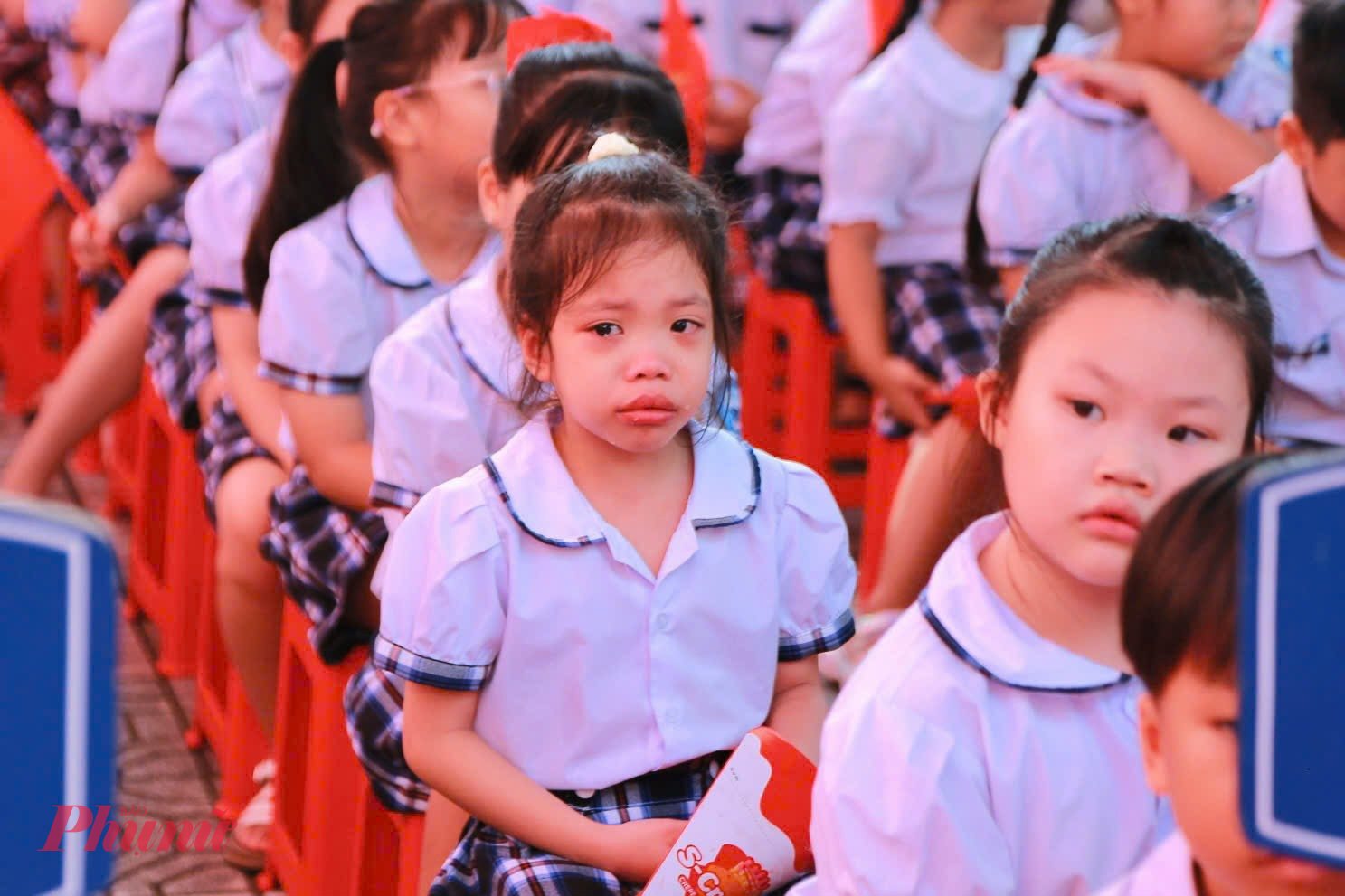 ... mặt buồn thiu, thậm chí khóc nức nở trong ngày đầu đến trường