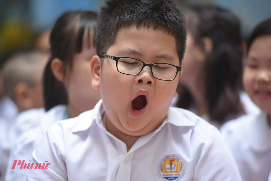 Phải dậy sớm để đến trường sau nhiều ngày nghỉ hè, một số em học sinh còn ngái ngủ