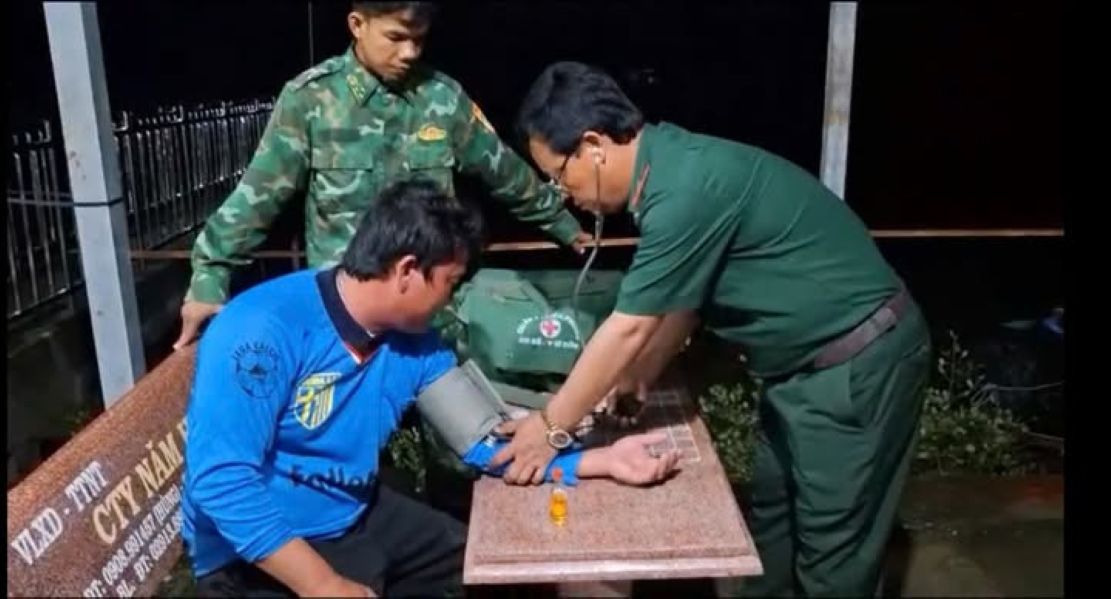Lực lượng chức năng thăm khám sức khỏe cho ngư dân bị trôi dạt trên biển do chìm ghe lưới