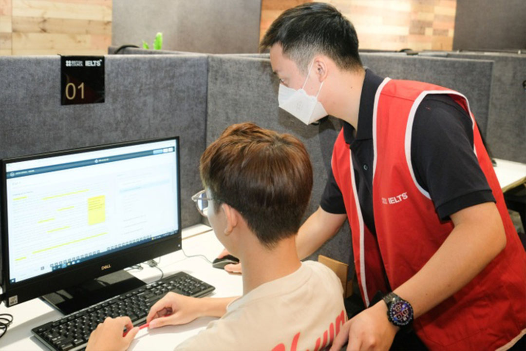 Thí sinh tham gia thi chứng chỉ ngoại ngữ. Ảnh: IELTS British Council Vietnam