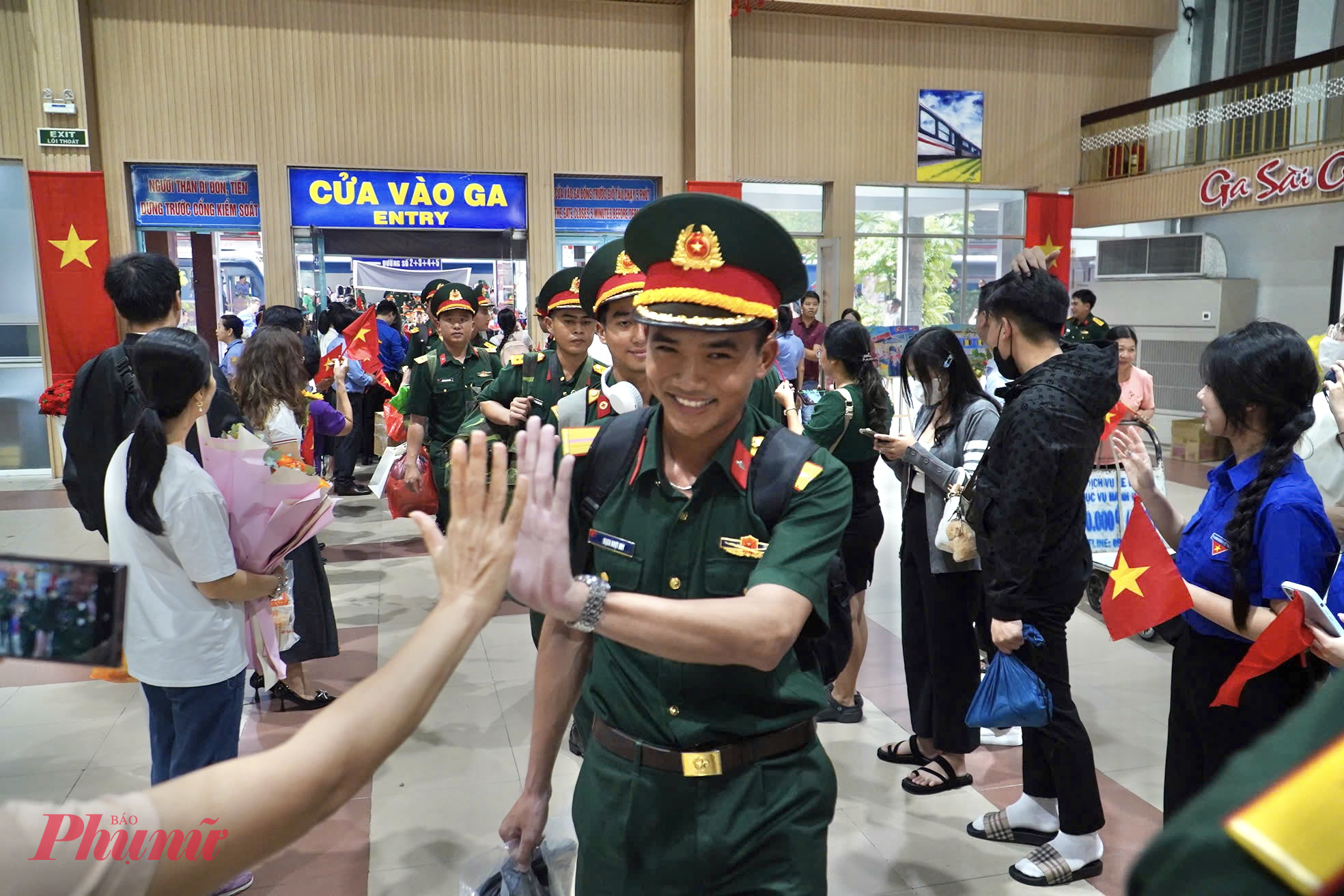 Tiếng hò reo, pháo tay và những bó hoa thắm sắc tại Ga Sài Gòn làm nên phút giây hội ngộ xúc động của quân dân thành phố nghĩa tình - Ảnh: Thanh Tâm