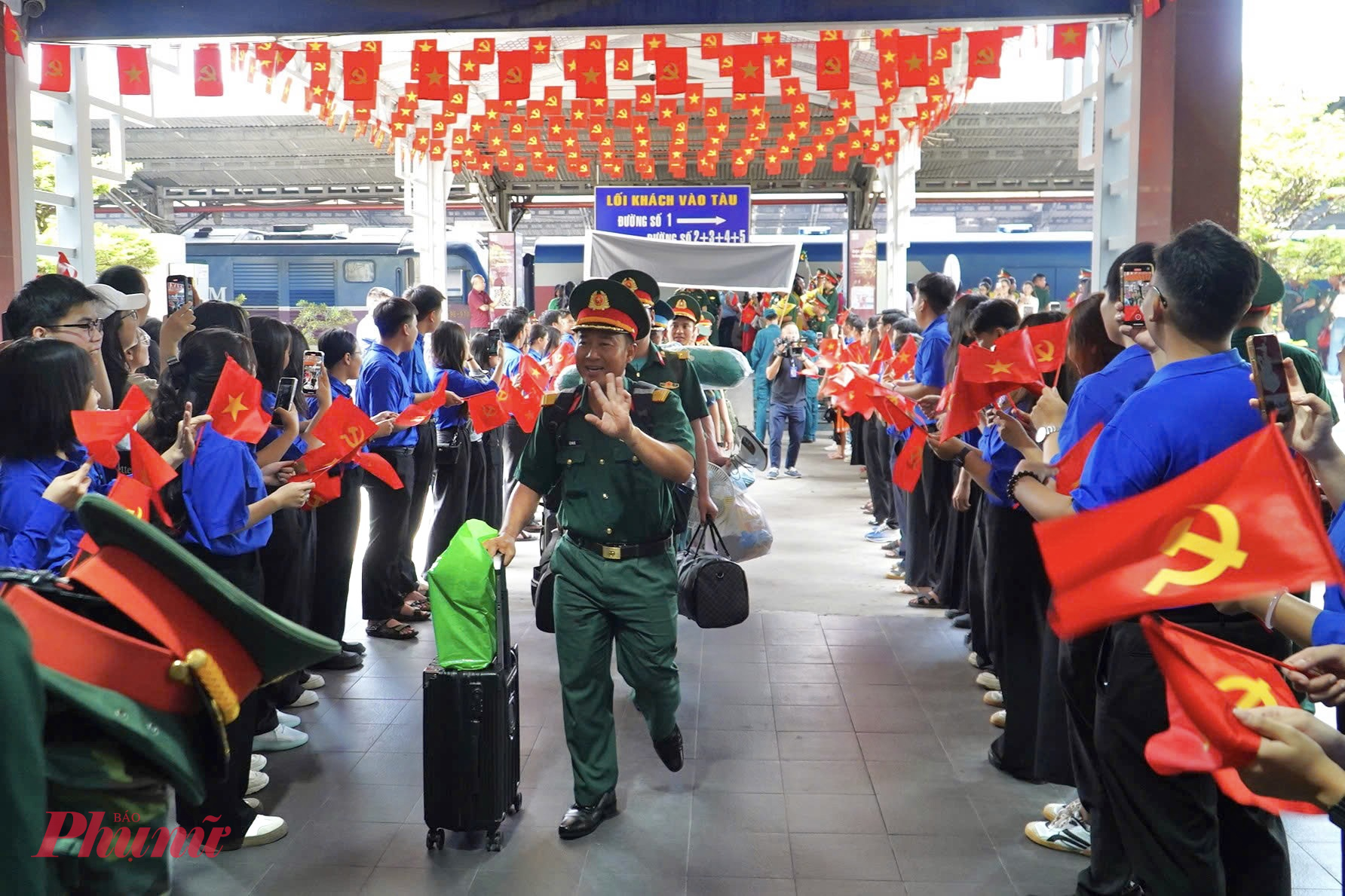 Tiếng vỗ tay hòa cùng nụ cười rạng rỡ, đoàn viên, cán bộ, chào đón các chiến sĩ hoàn thành nhiệm vụ trở về sau hành trình đầy tự hào - Ảnh: Thanh Tâm