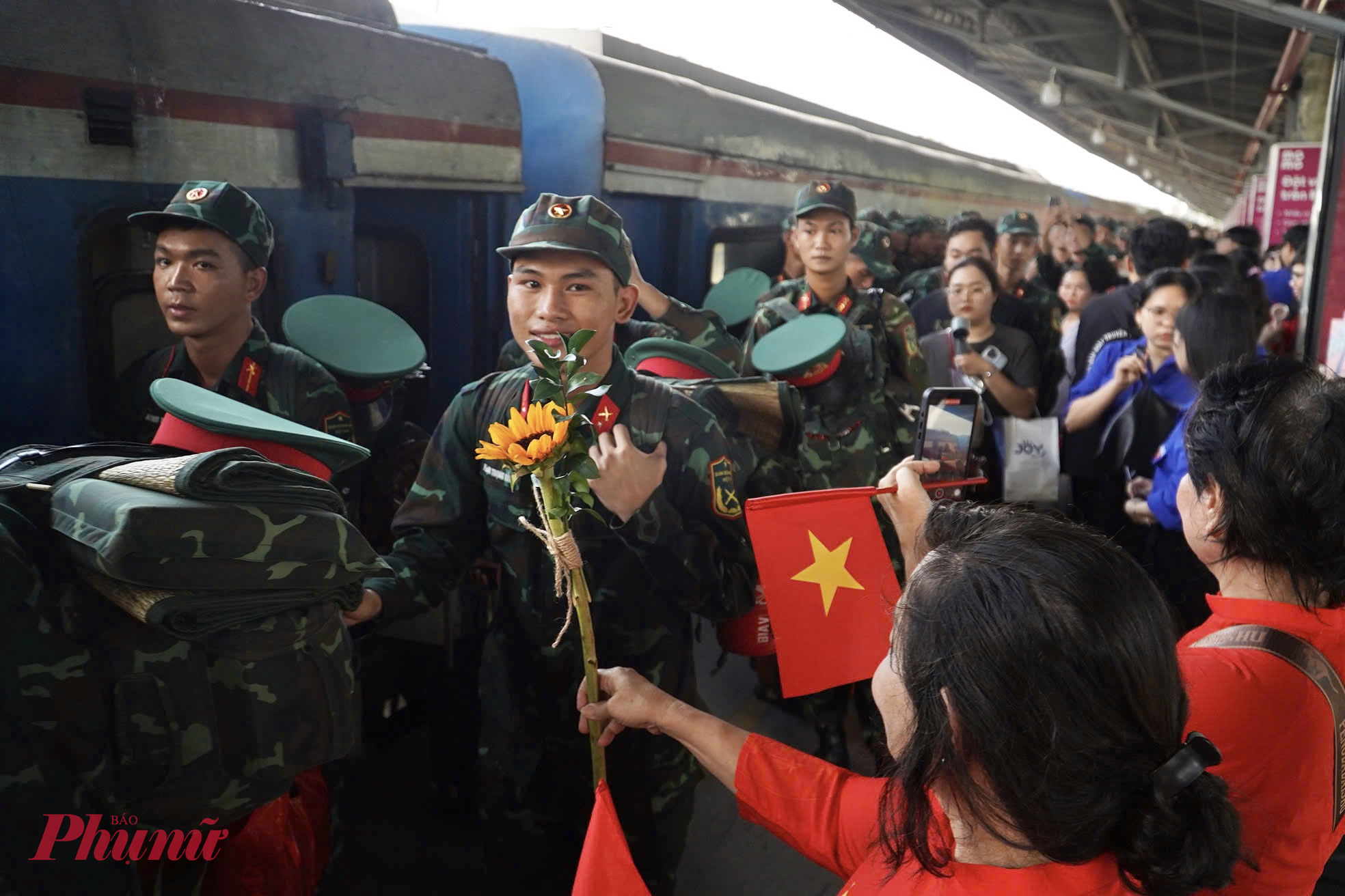 Các chiến sĩ trở về trong vòng tay thân thương của người dân, sau khi hoàn thành xuất sắc nhiệm vụ tại lễ diễu binh, diễu hành mừng 80 năm Cách mạng Tháng Tám và Quốc khánh 2/9 - Ảnh: Thanh Tâm