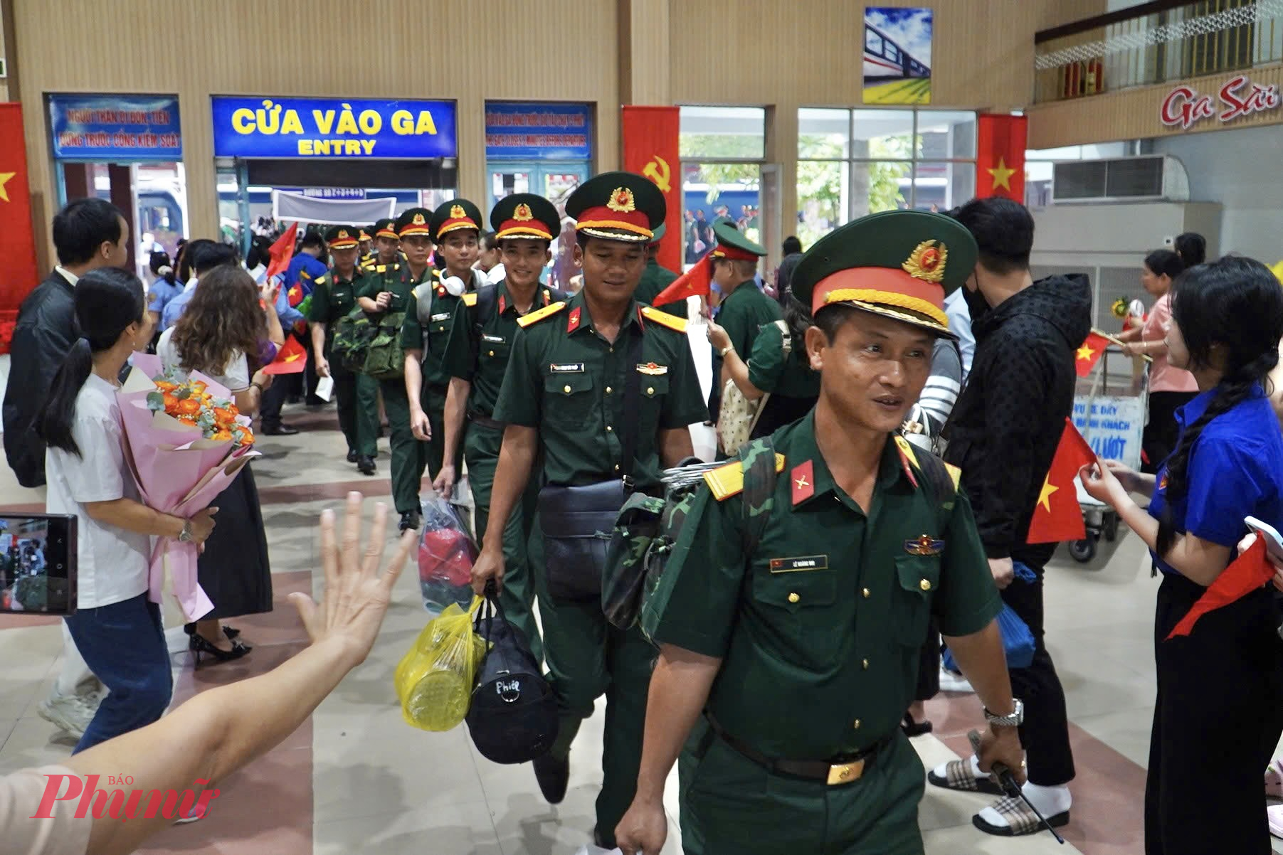 Nụ cười xen lẫn niềm tự hào trên gương mặt quân nhân khi trở về cùng đồng đội, hậu phương - Ảnh: Thanh Tâm