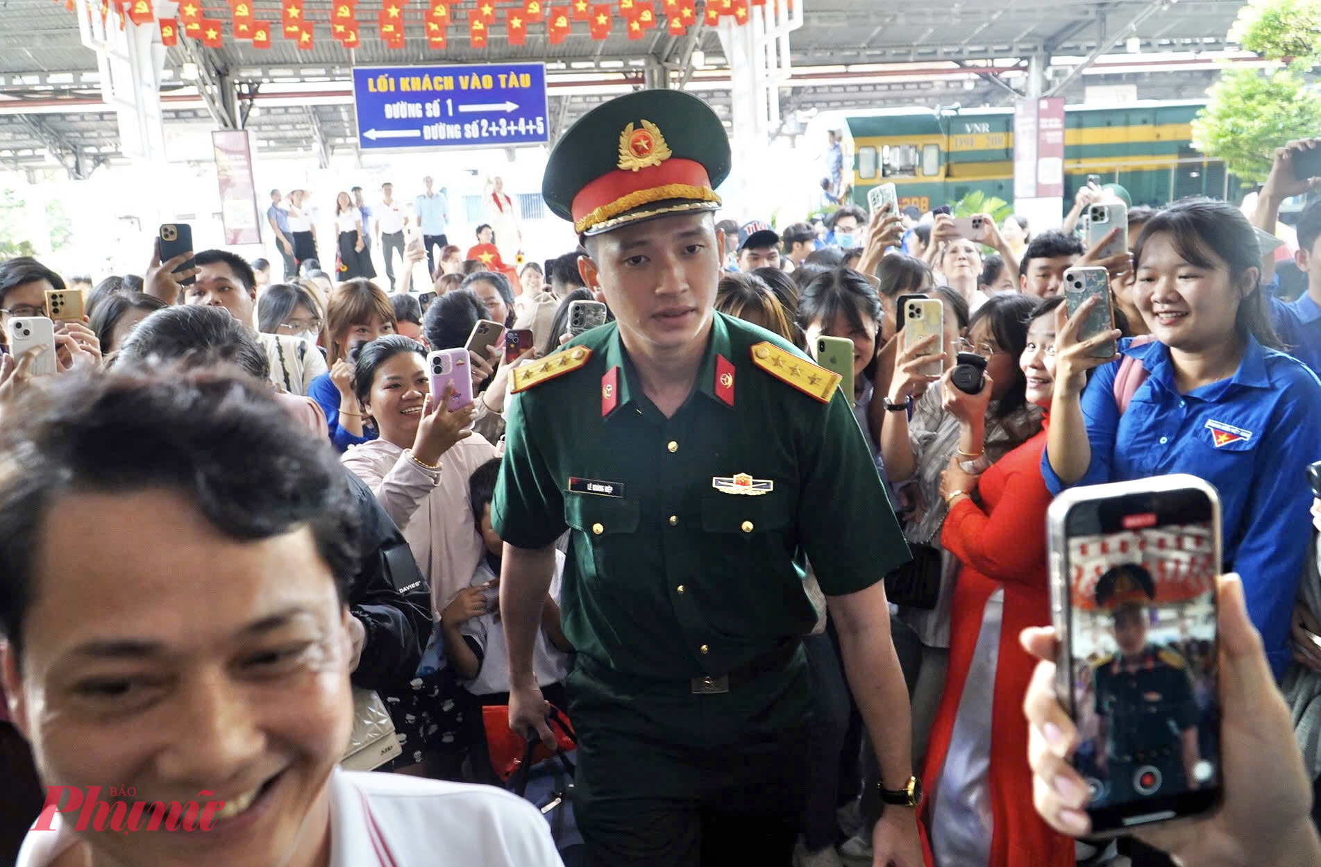 Trên chuyến tàu trở về có thượng úy Lê Hoàng Hiệp, cán bộ của Sư đoàn 9, Quân đoàn 34  - Ảnh: Thanh Tâm