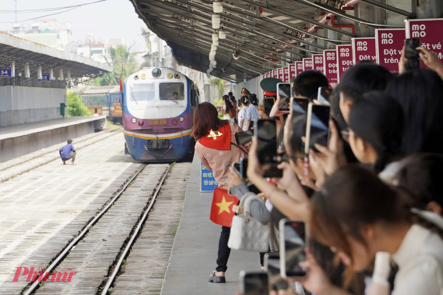 Khoảnh khắc đoàn tàu SE63 từ Hà Nội lăn bánh vào sân ga trong tiếng reo hò của người dân TPHCM - Ảnh: Thanh Tâm