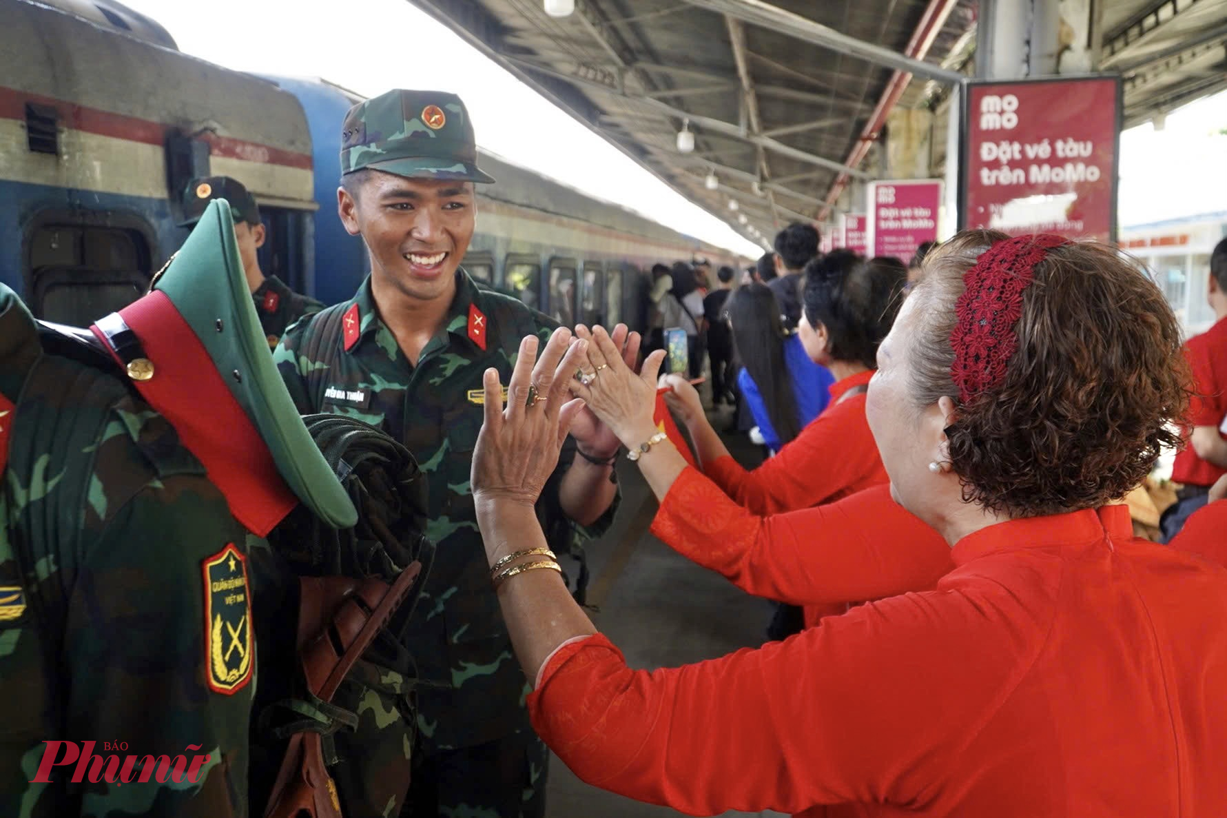Chuyến tàu SE63 đưa 589 chiến sĩ thuộc Quân khu 7, Quân khu 9, Quân chủng Hải quân và Quân đoàn 34 về tới ga Sài Gòn - Ảnh: Thanh Tâm