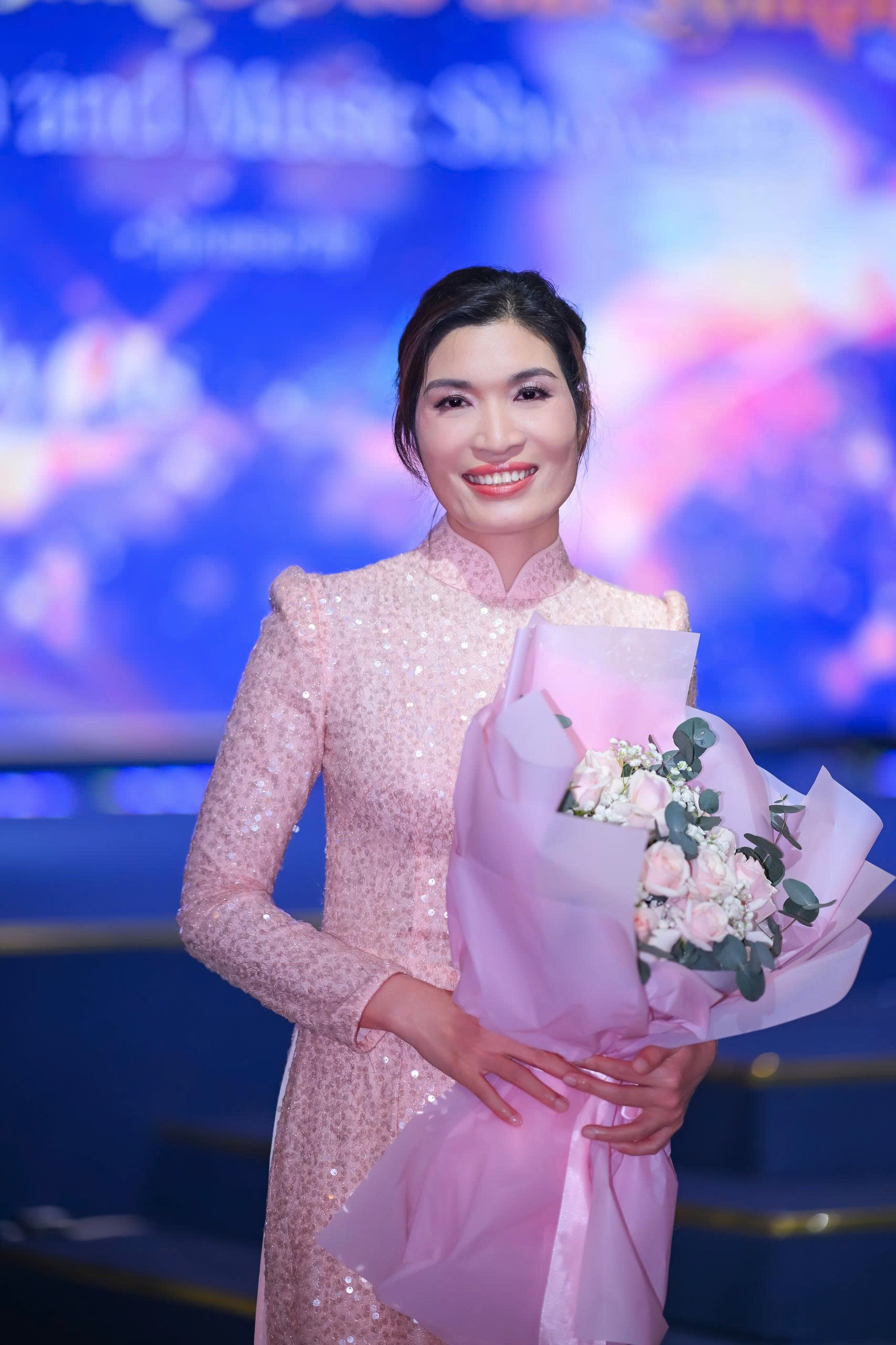 Bà Anna Hạnh Lê chia sẻ về chương trình nghệ thuật và di sản mang tên “Bản giao hưởng Áo Dài và Lụa Cao Cấp” - Ảnh: Phương Dung