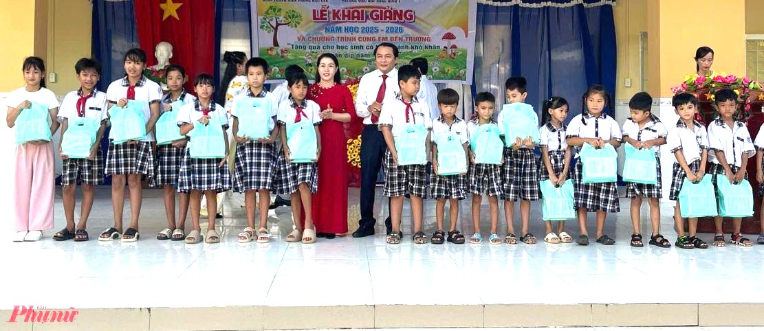 Trao tặng tập học sinh, quà... cho học sinh Trường tiểu học Đông Bình 1 (xã Đông Thuận) 
