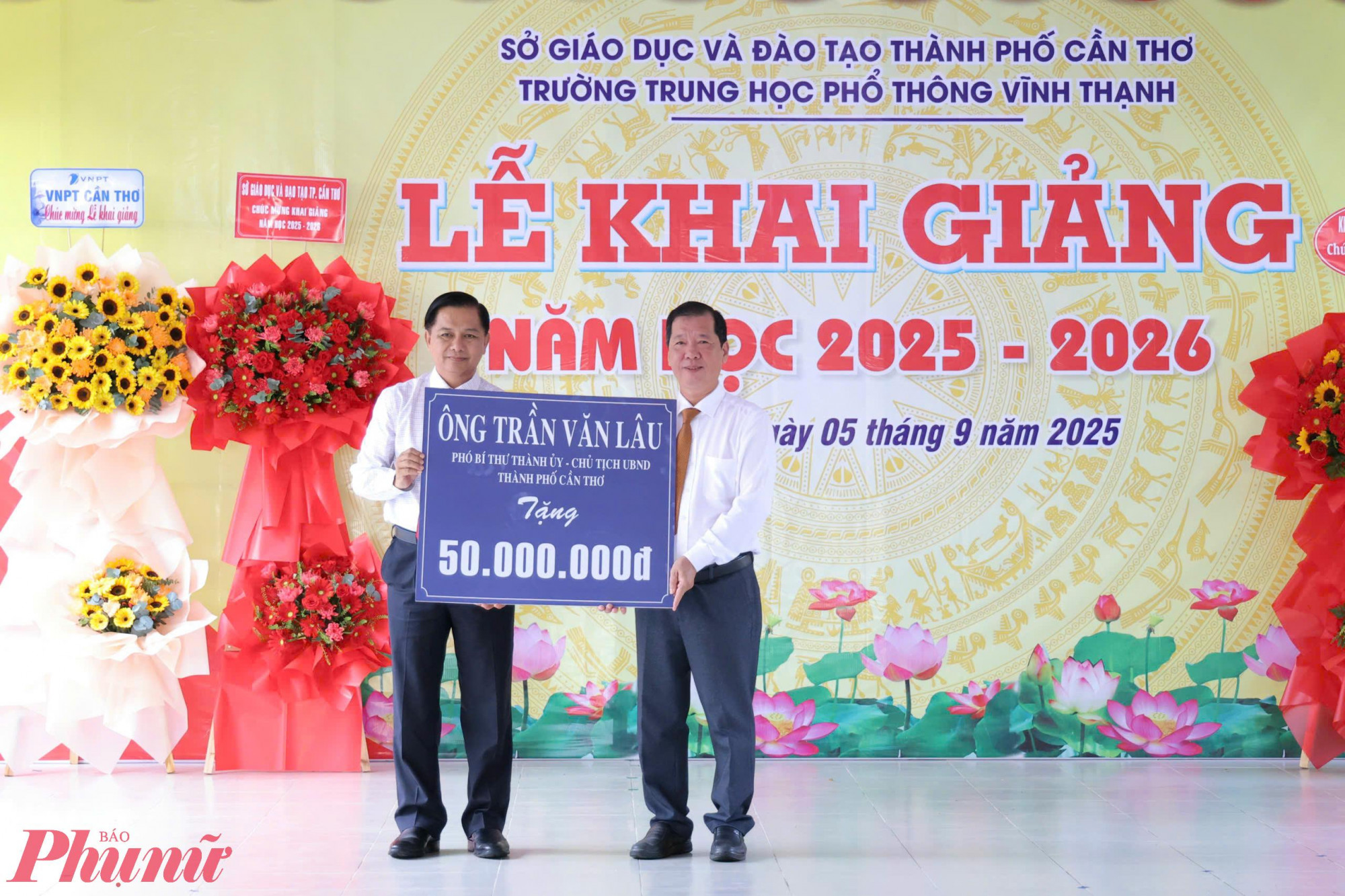 ông Trần Văn Lâu - Chủ tịch UBND TP Cần Thơ đã chúc mừng toàn thể cán bộ, giáo viên, nhân viên và học sinh của trường nỗ lực dạy tốt và học tốt. Đồng thời, trao tặng 50 triệu đồng học bổng dành cho các học sinh khó khăn của địa phương (mỗi suất 1 triệu đồng)… 