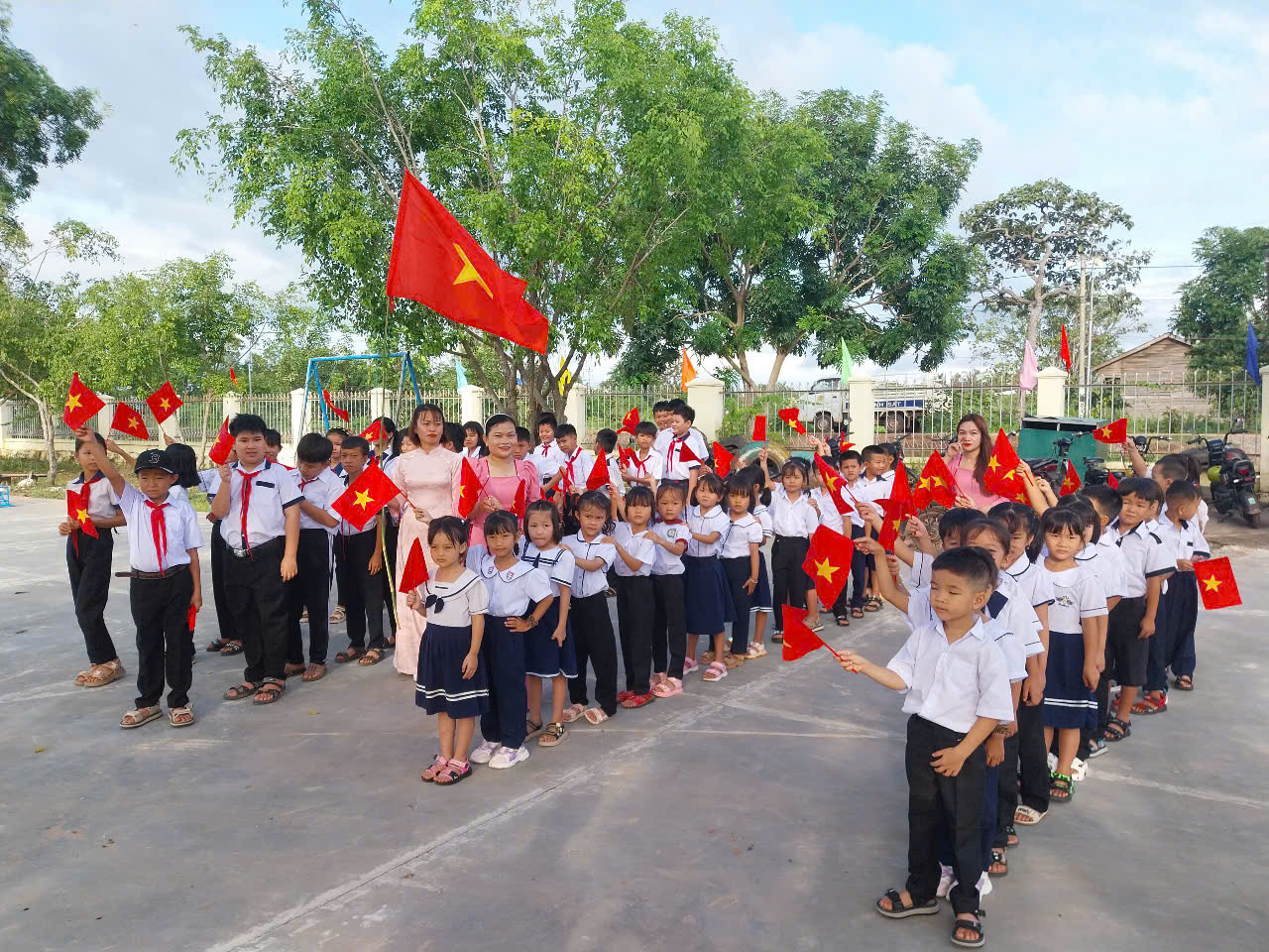Từ sáng sớm, học sinh các xã biên giới đã có mặt tại các điểm trường - Ảnh: B.X.