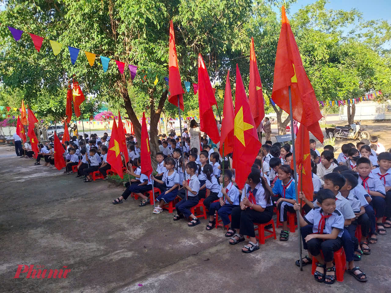 Học sinh các xã biên giới trên địa bàn tỉnh Đắk Lắk háo hức đến dự lễ khai giảng