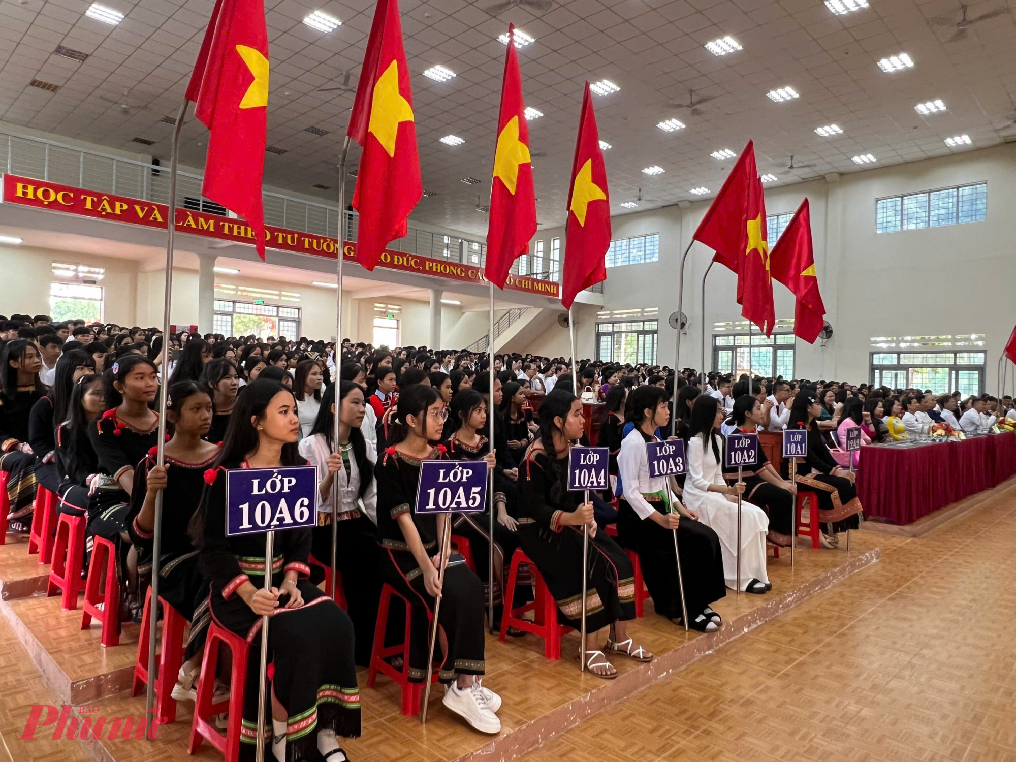Lễ khai giảng năm học mới tại Trường THPT Dân tộc nội trú Nơ Trang Lơng - Ảnh: N.B.