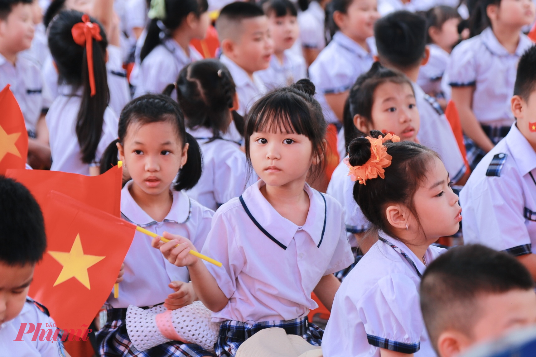 Từ 8g giờ sáng trở đi, toàn trường sẽ cùng theo dõi chương trình lễ khai giảng trực tiếp do Bộ GD-ĐT tổ chức, thông qua màn hình LED cỡ lớn đặt ngay tại sân trường.