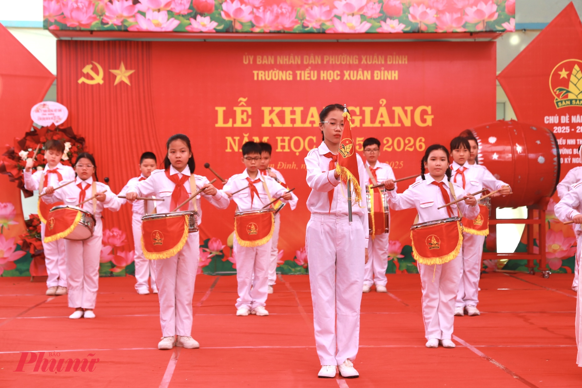 Tại Trường Tiểu học Xuân Đỉnh (phường Xuân Đỉnh, Hà Nội), Lễ khai giảng năm học 2025-2026 gắn với hoạt động kỷ niệm 80 năm thành lập Bộ Quốc gia Giáo dục (nay là Bộ GD-ĐT), tạo sự lan tỏa về truyền thống lịch sử vẻ vang của ngành Giáo dục, tinh thần đổi mới, sáng tạo, hướng tới một năm học hiệu quả, chất lượng.