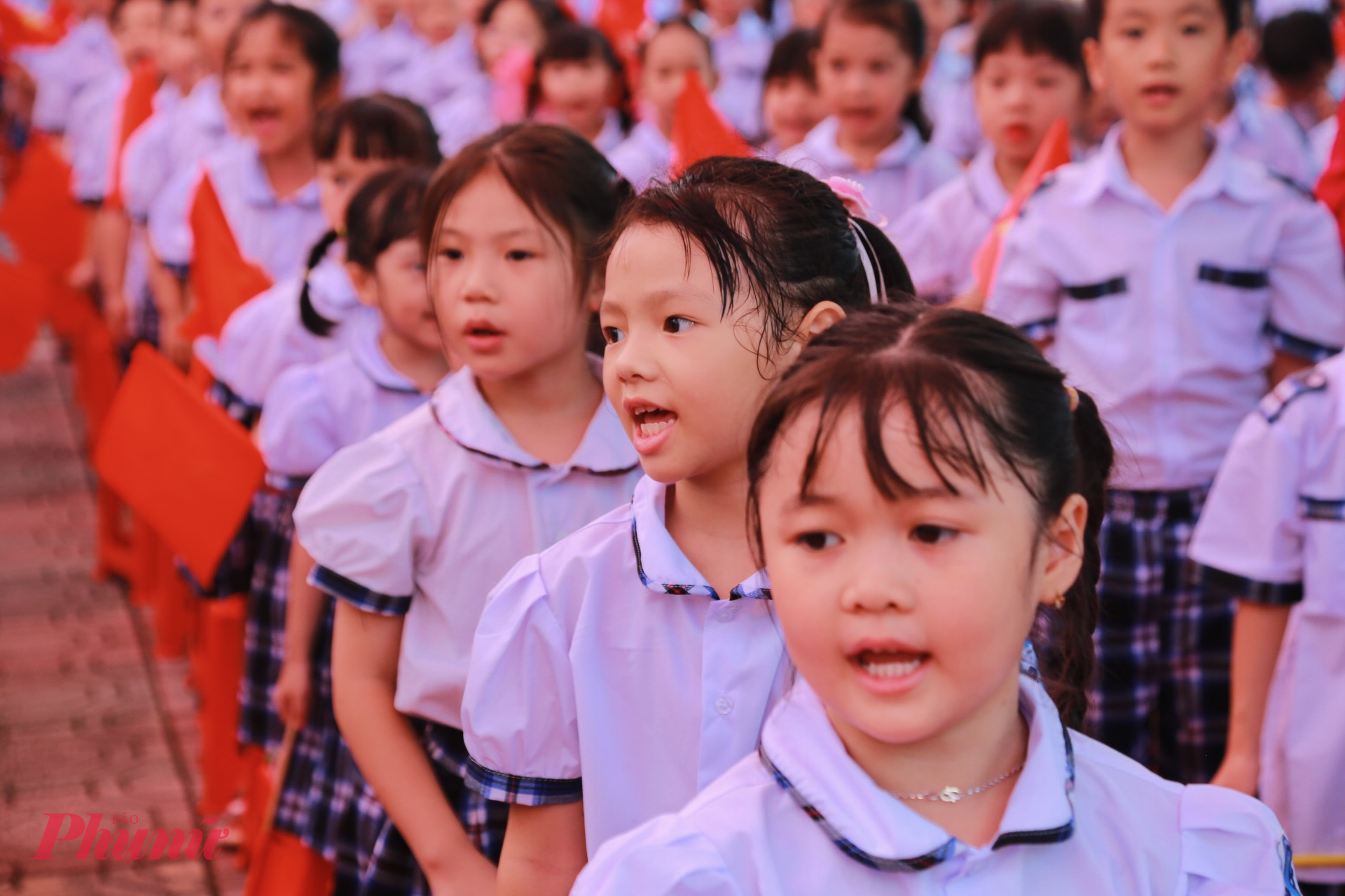 Những gương mặt háo hức, chập chững bước vào môi trường tiểu học.