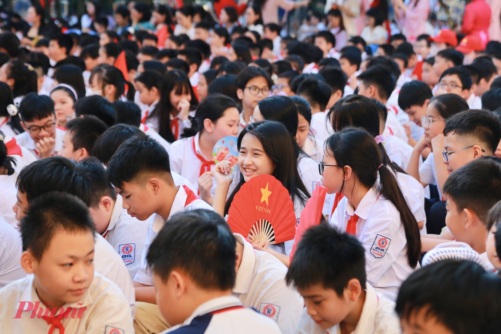 Các em học sinh ngồi ngay ngắn trong bộ đồng phục trường, gương mặt rạng rỡ đón chờ lễ khai giảng đầy ý nghĩa.