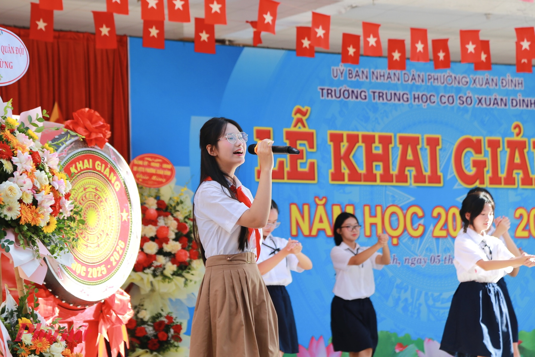 Tại Trường THCS Xuân Đỉnh (phường Xuân Đỉnh, ngày hôm nay, không khí luôn rộn ràng tiếng nói cười, tràn đầy háo hức.