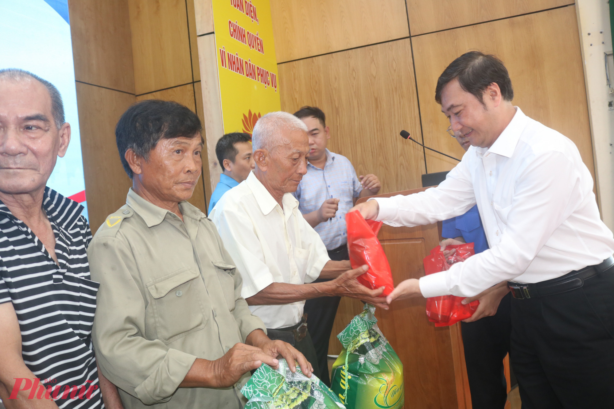 Ông Vũ Anh Tuấn - Bí thư Đảng ủy, Chủ tịch Hội đồng nhân dân phường Hiệp Bình - trao quà cho người dân - Ảnh: Mẫn Nhi
