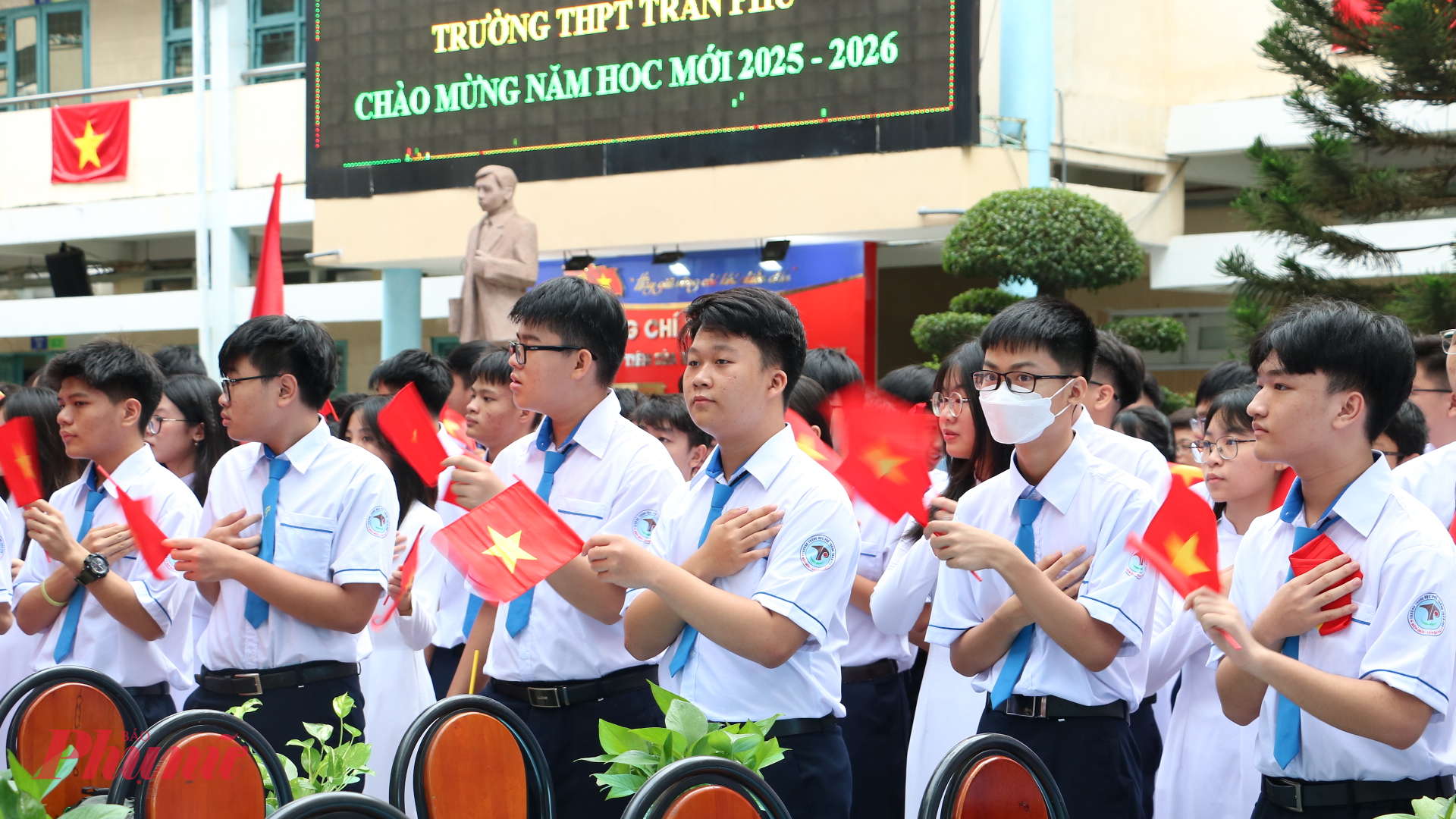 Học sinh các khối chào đón tân học sinh khối Mười - Ảnh: Trang Thư