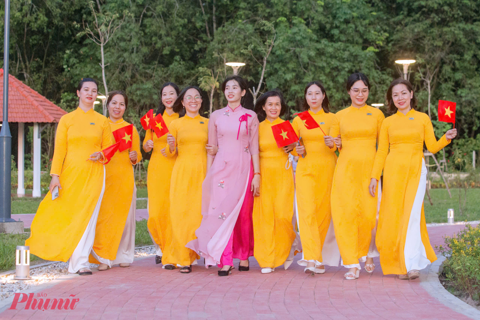 Đại biểu phấn khởi khi công viên được khánh thành, cùng đi dạo quanh công viên